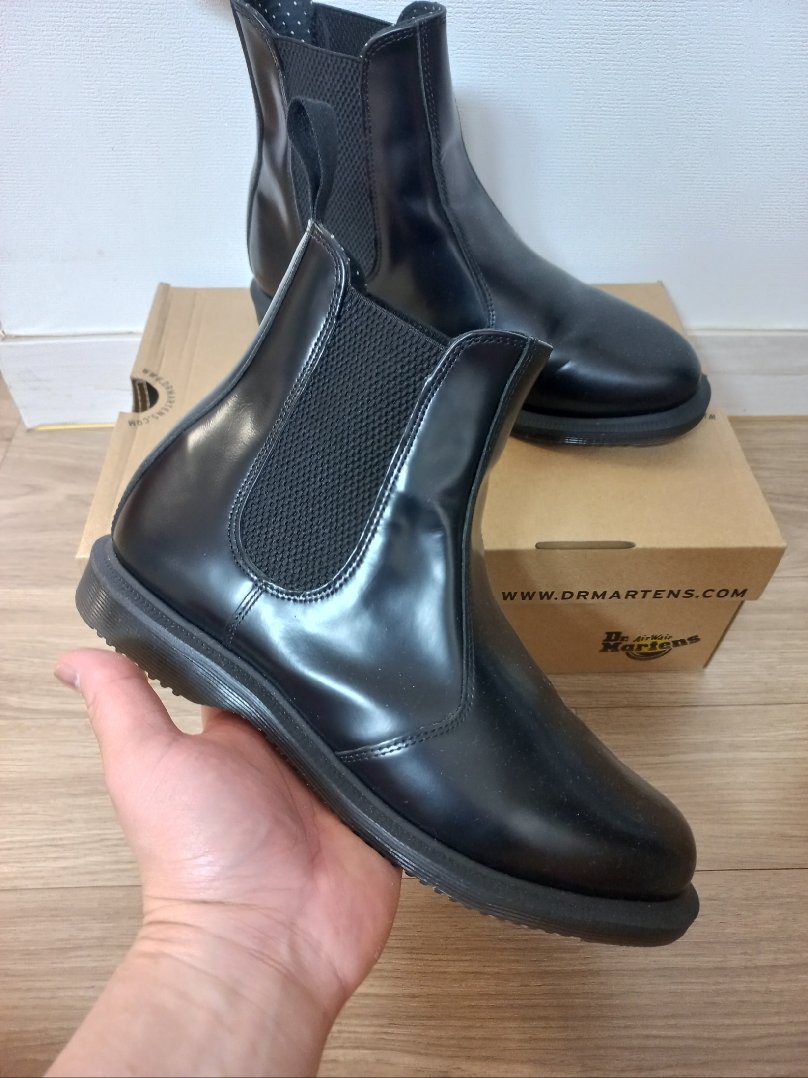 (W) Dr. Martens Flora Smooth Leather Chelsea Boots Black 착용 스타일 - 1
