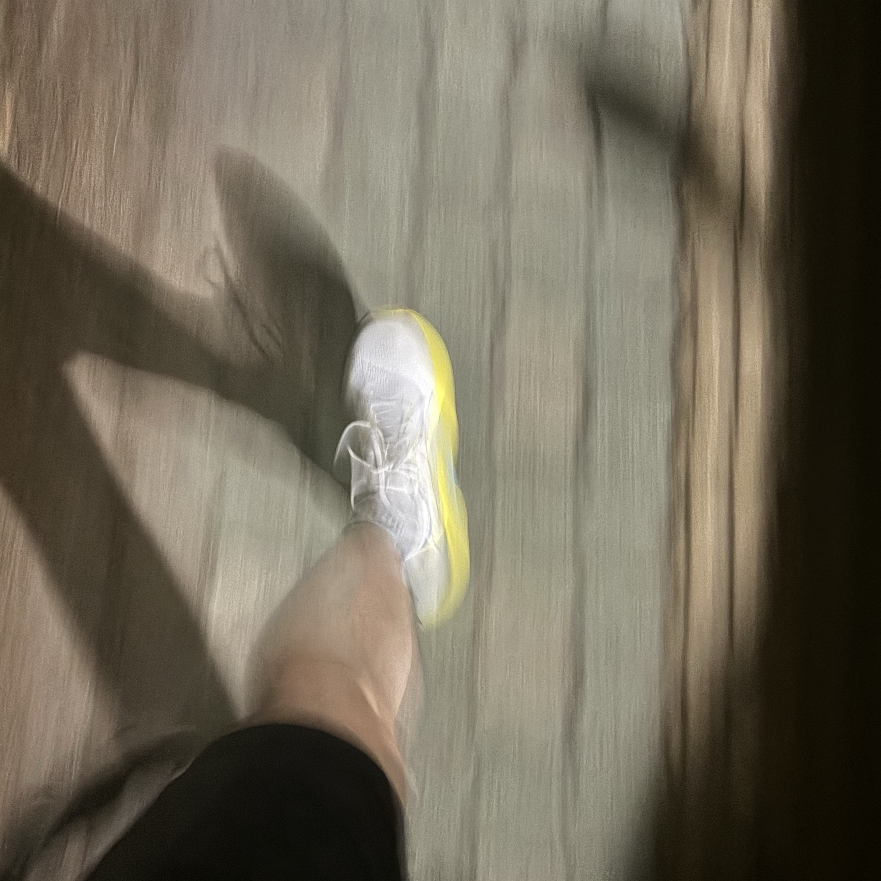 Asics Gel-Kayano 30 White Bright Yellow 착용 스타일 - 1