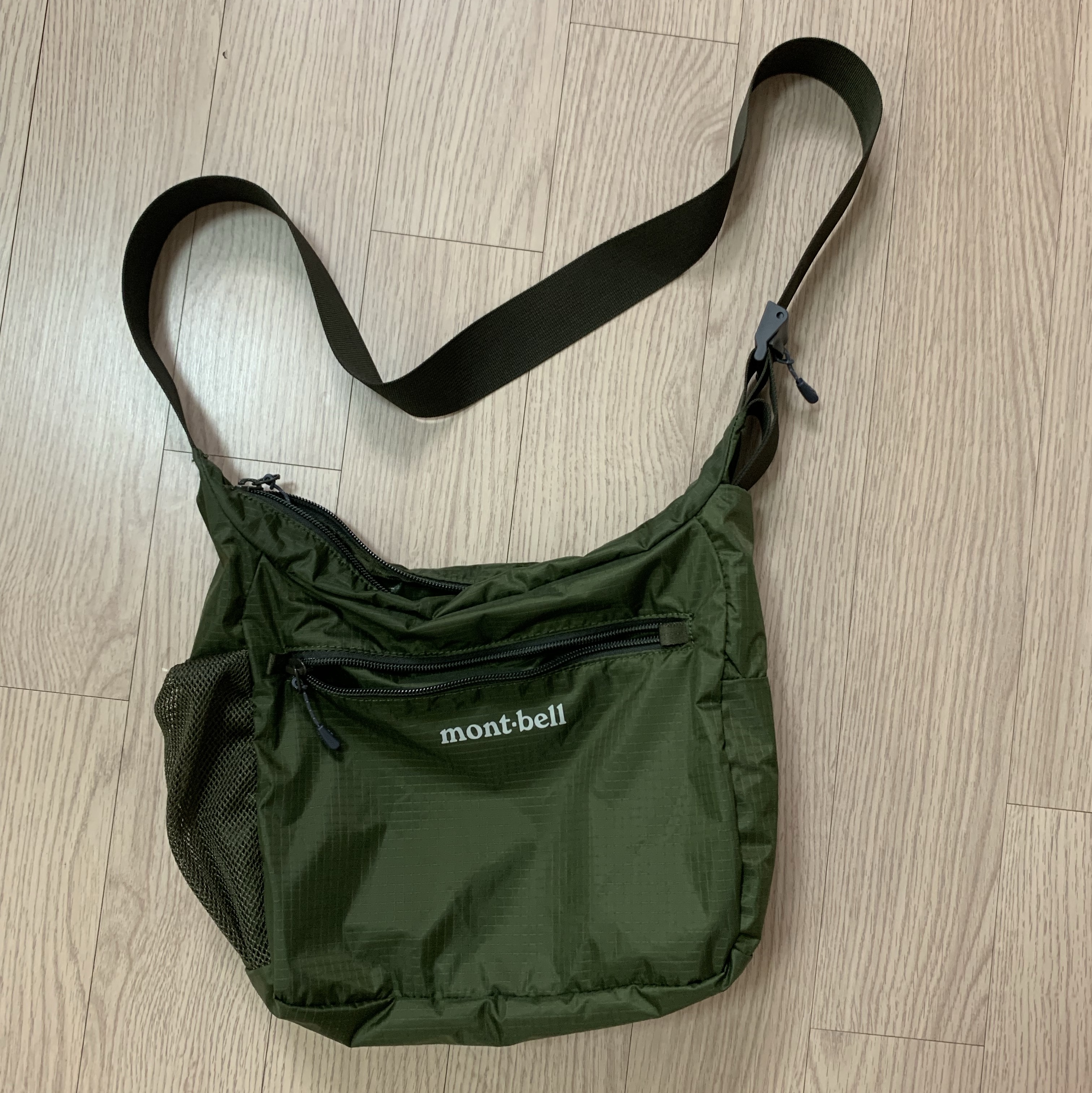 Montbell Pocketable Light Shoulder Bag Small Khaki Green 착용 스타일