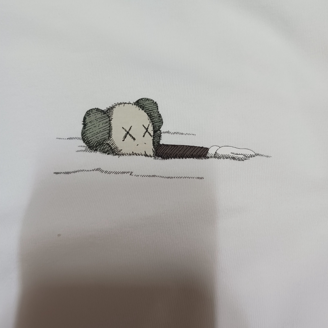 Uniqlo UT x Kaws Short Sleeve Graphic T-Shirt White, Jordan 1 Retro High Spider-Man Next Chapter 착용 스타일 - 1