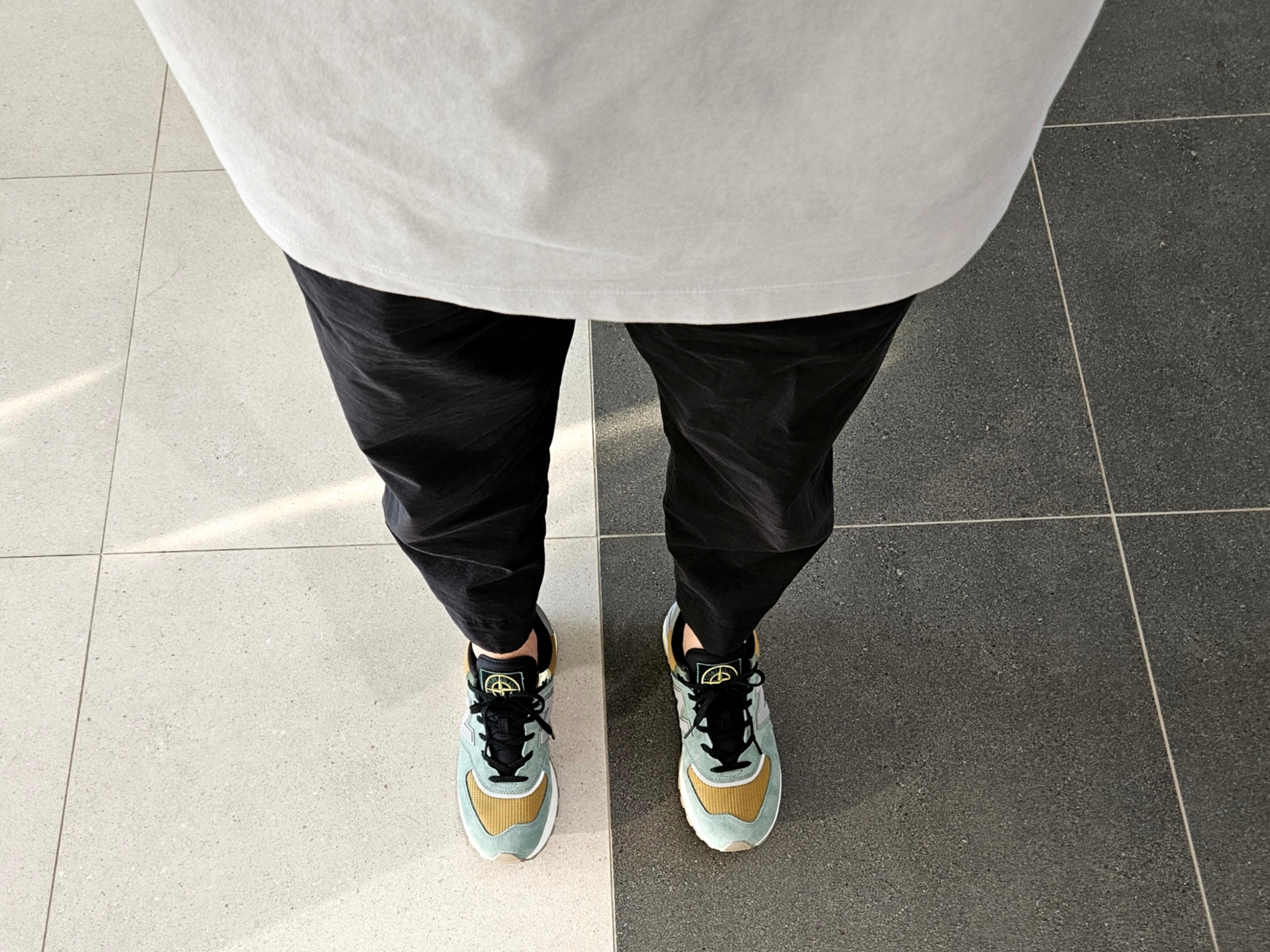 New Balance x Stone Island 574 Legacy Light Green 착용 스타일 - 3