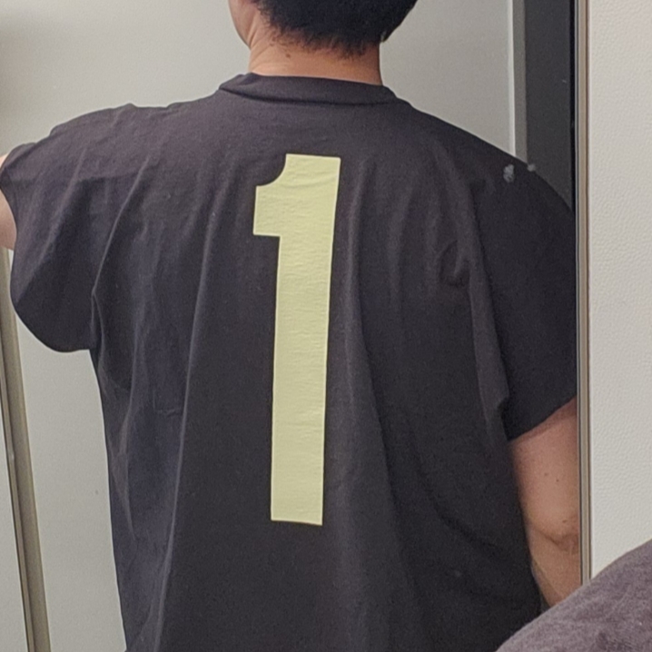 Yeezy One Box T-Shirt Black 착용 스타일 - 3