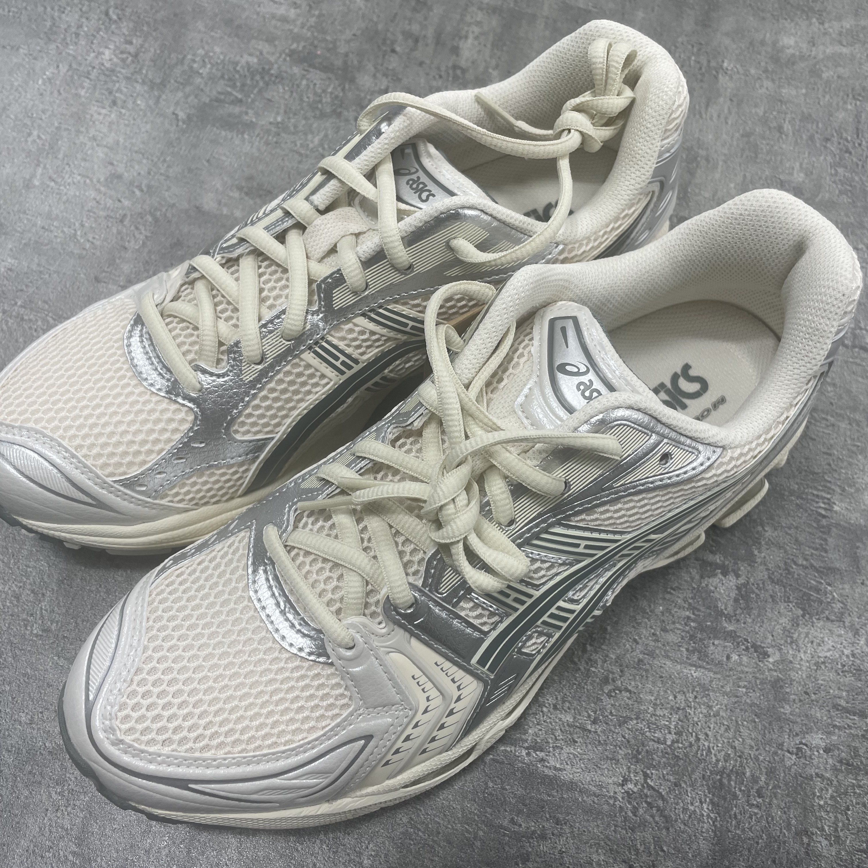 Asics Gel-Kayano 14 Birch Dark Pewter 착용 스타일