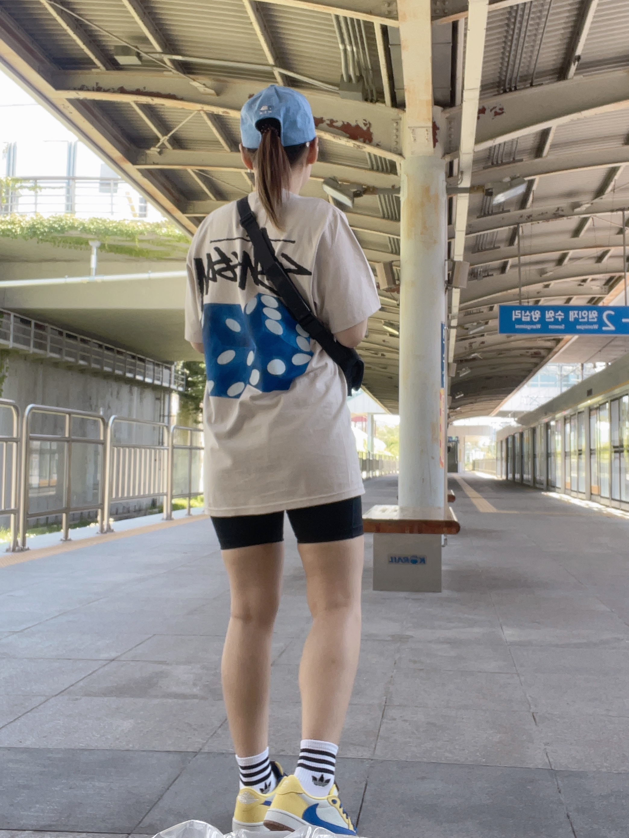 (W) Jordan 1 x Travis Scott Retro Low OG SP Canary, Stussy Diced Out T-Shirt Smoke 착용 스타일 - 1