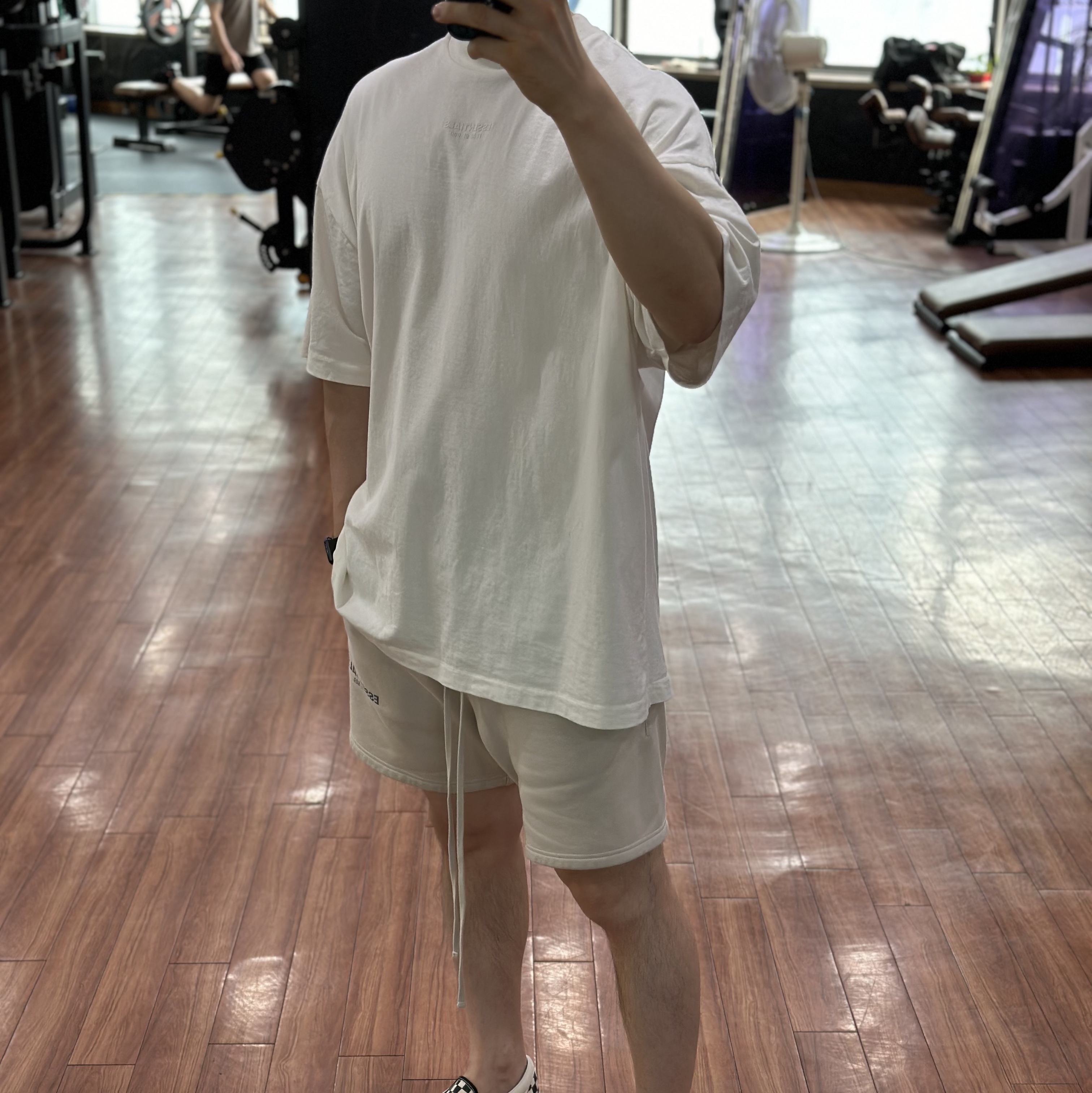 Vans Slip-On Checkerboard, Essentials T-Shirt Cloud Dancer - 23FW 착용 스타일 - 2