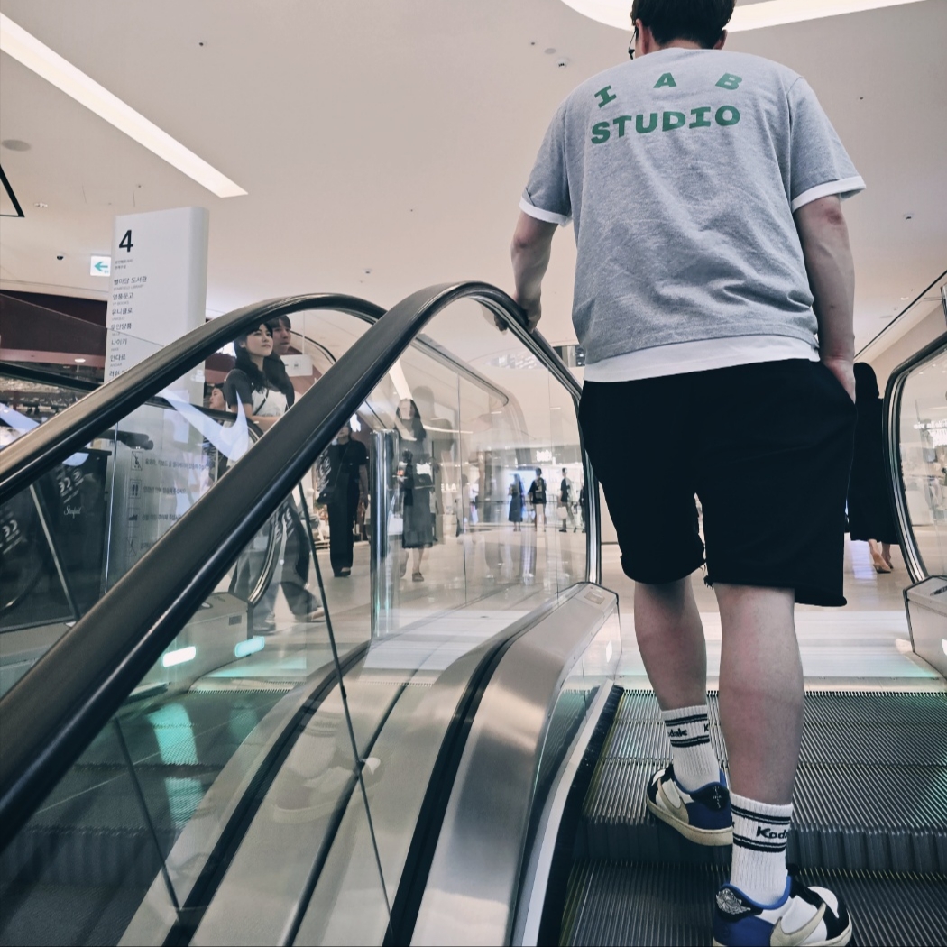 IAB Studio T-Shirt Gray Green - 22FW, Saint Mxxxxxx Sweat Shorts Black - 24SS 착용 스타일