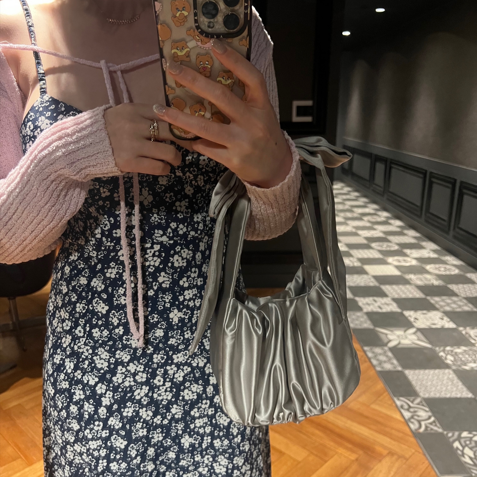& Other Stories Satin Bow Bag Silver 착용 스타일 - 1