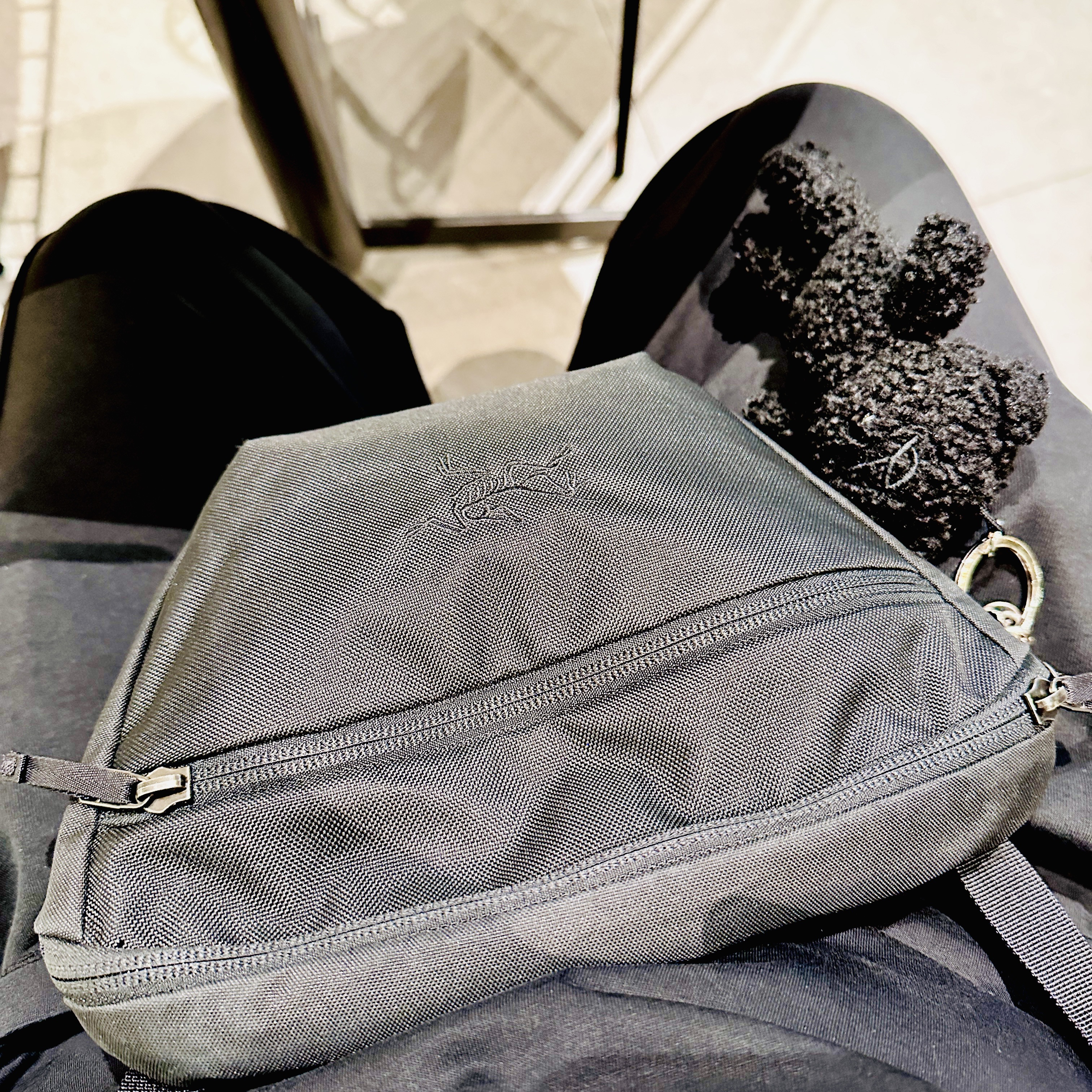 Arc'teryx Mantis 2 Waistpack Black II 착용 스타일