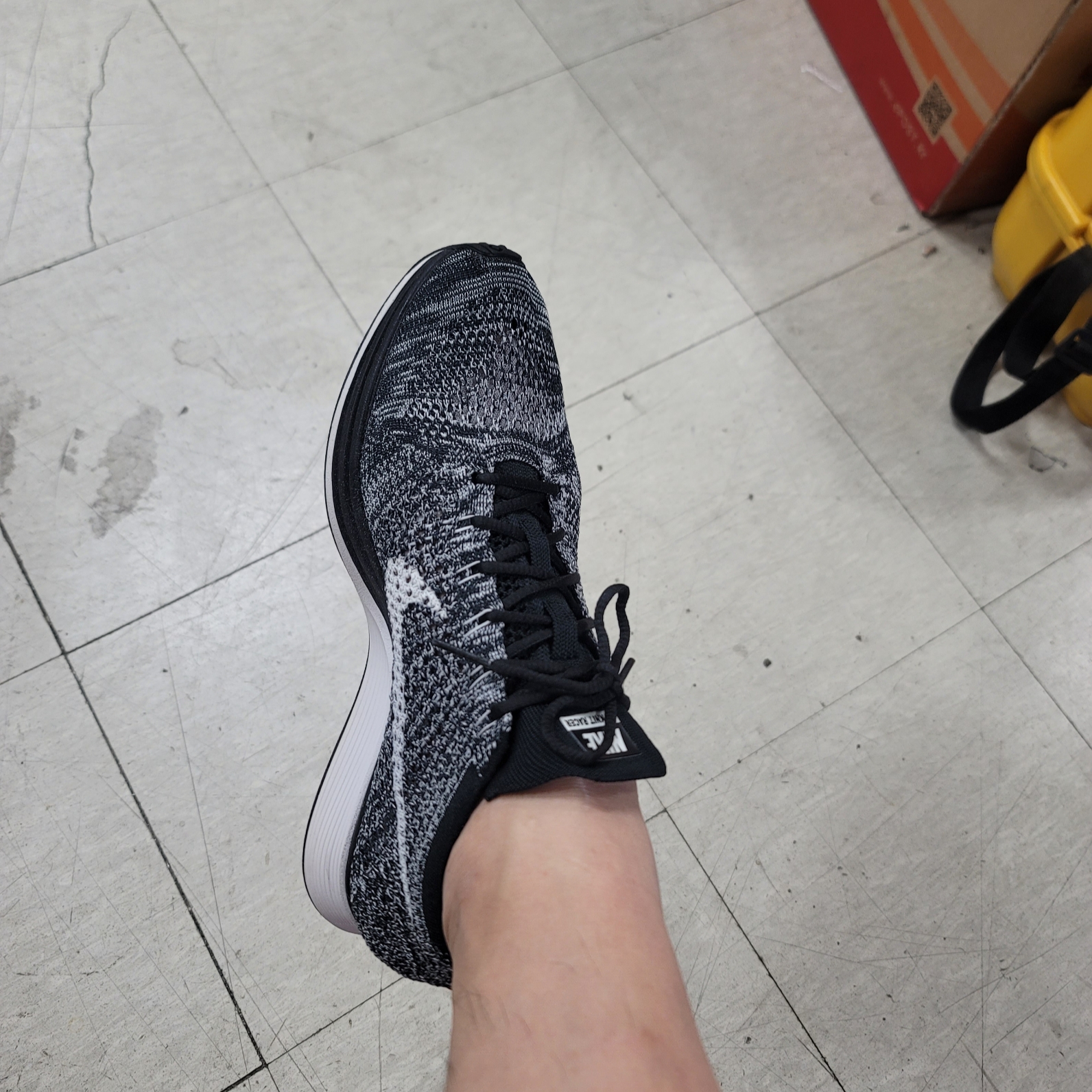 Nike Flyknit Racer Oreo 2 착용 스타일 - 2