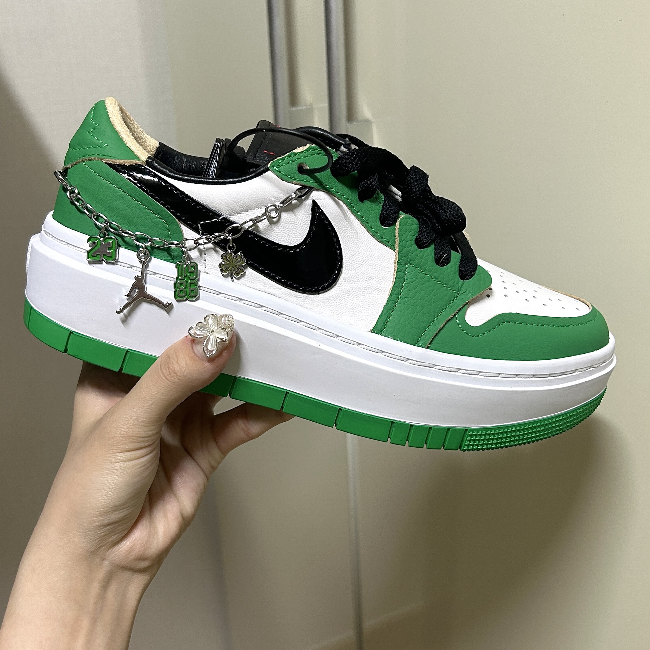 (W) Jordan 1 Elevate Low SE Lucky Green 착용 스타일 - 1