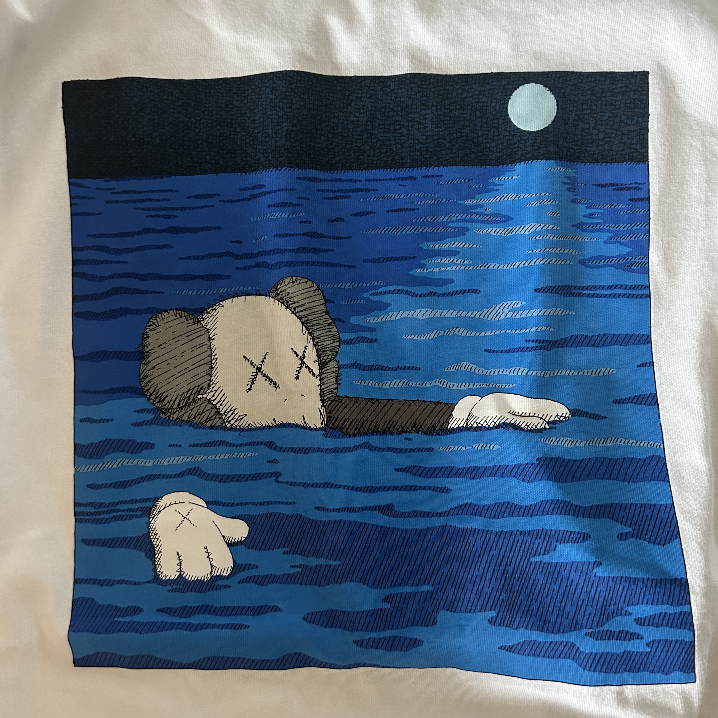 Uniqlo UT x Kaws Short Sleeve Graphic T-Shirt White 착용 스타일 - 1