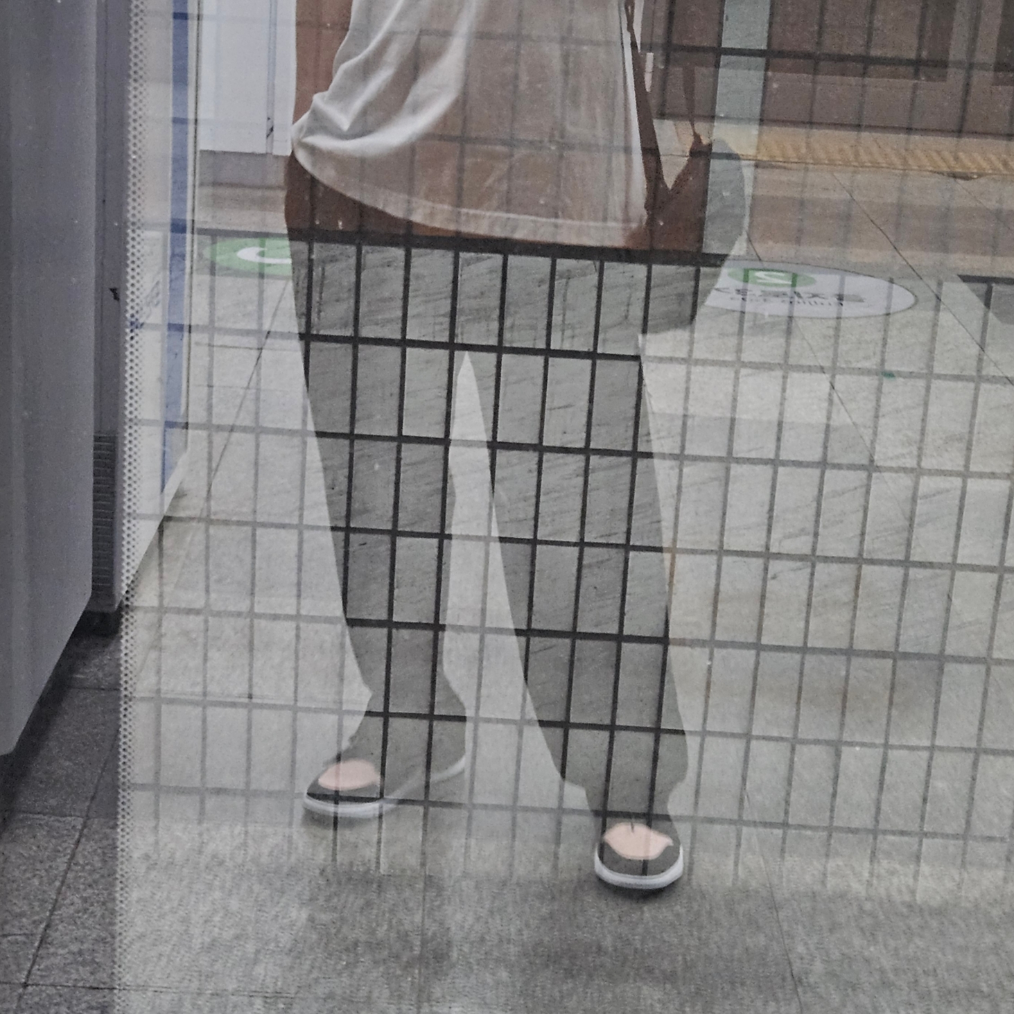 Jordan 1 Low Crimson Tint, Uniqlo UT x Kaws Short Sleeve Graphic T-Shirt White 착용 스타일