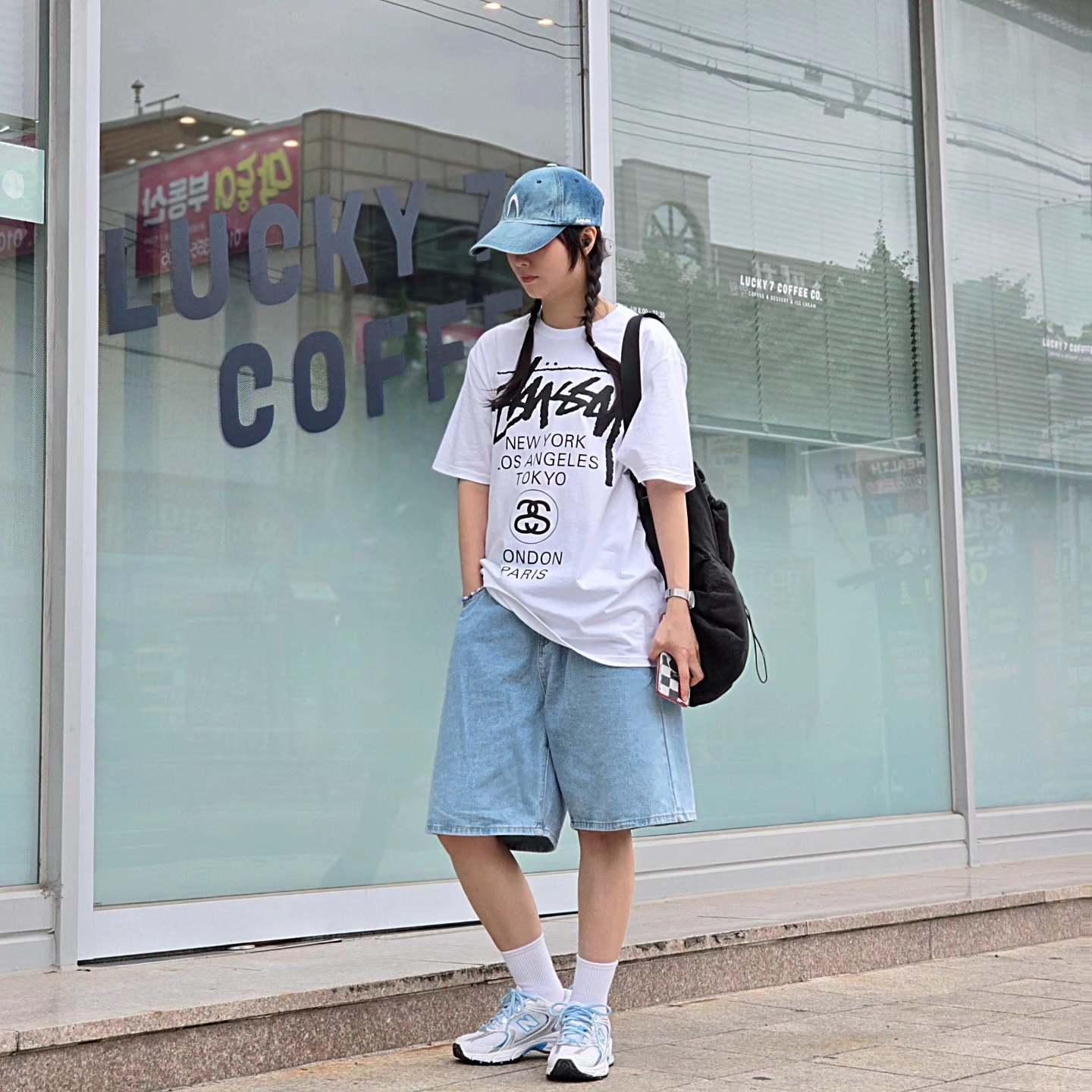 Stussy World Tour T-Shirt White 2024,2025, New Balance 530 Sky Blue 착용 스타일 - 1