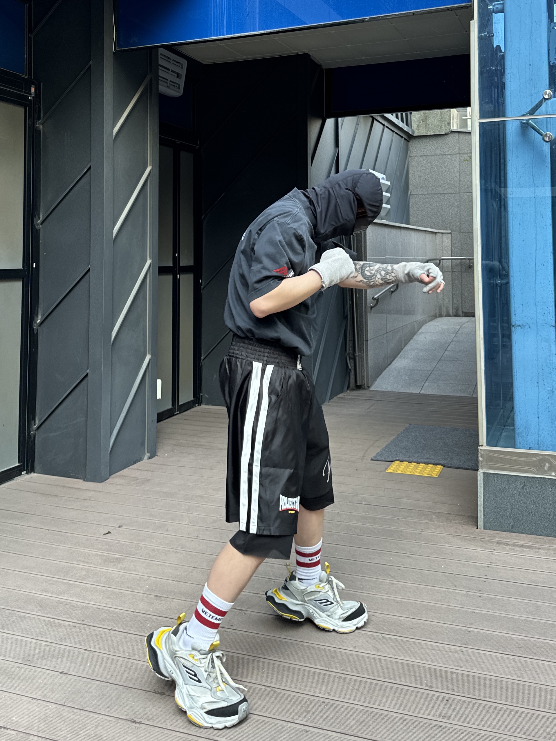 Balenciaga Cargo Sneakers Grey Black Yellow, Project G/R Boxing Shorts Black 착용 스타일 - 3