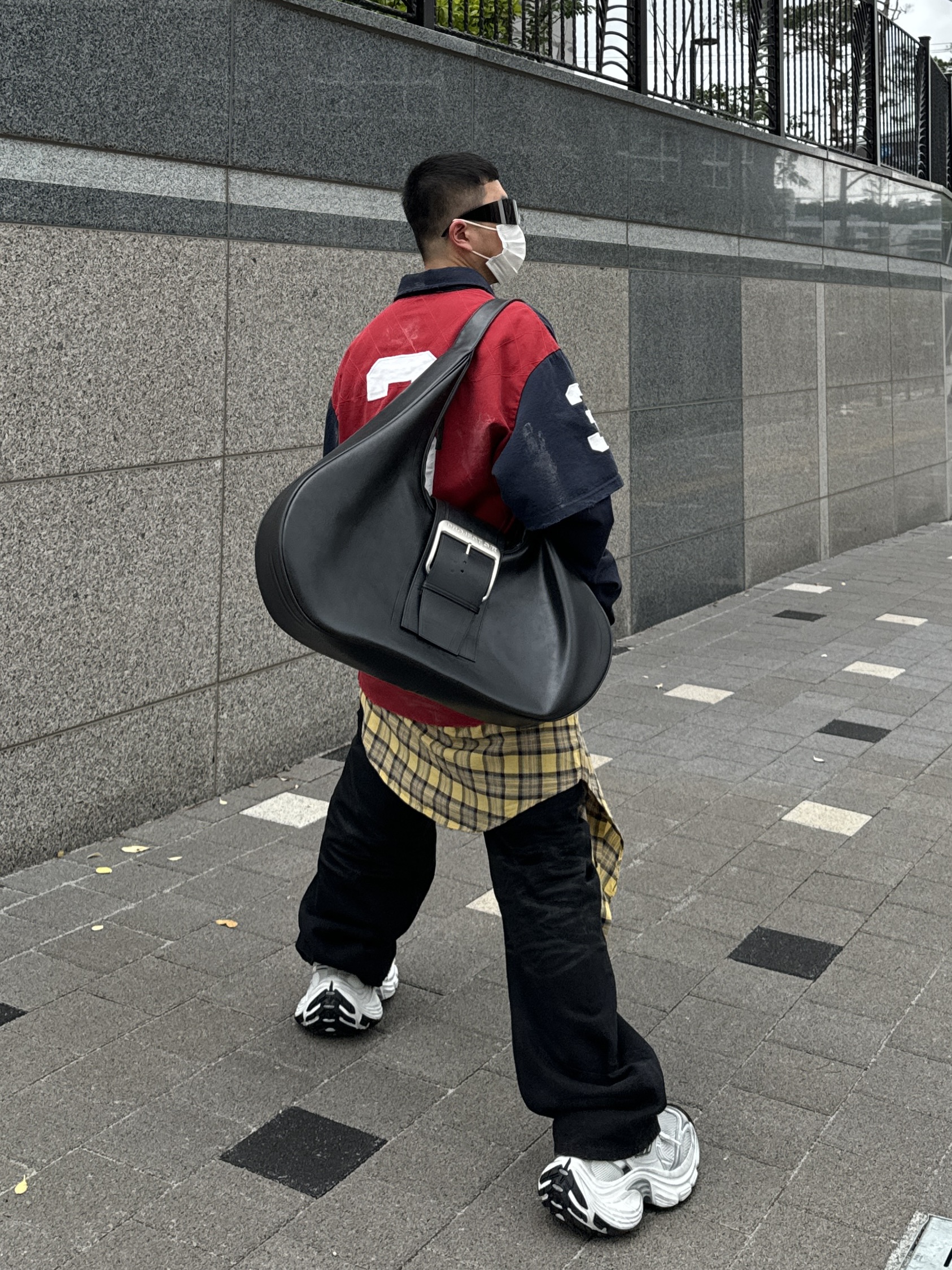 Balenciaga 10XL Sneakers White Black Grey, Project G/R Polo Parody Shirts Navy 착용 스타일 - 2