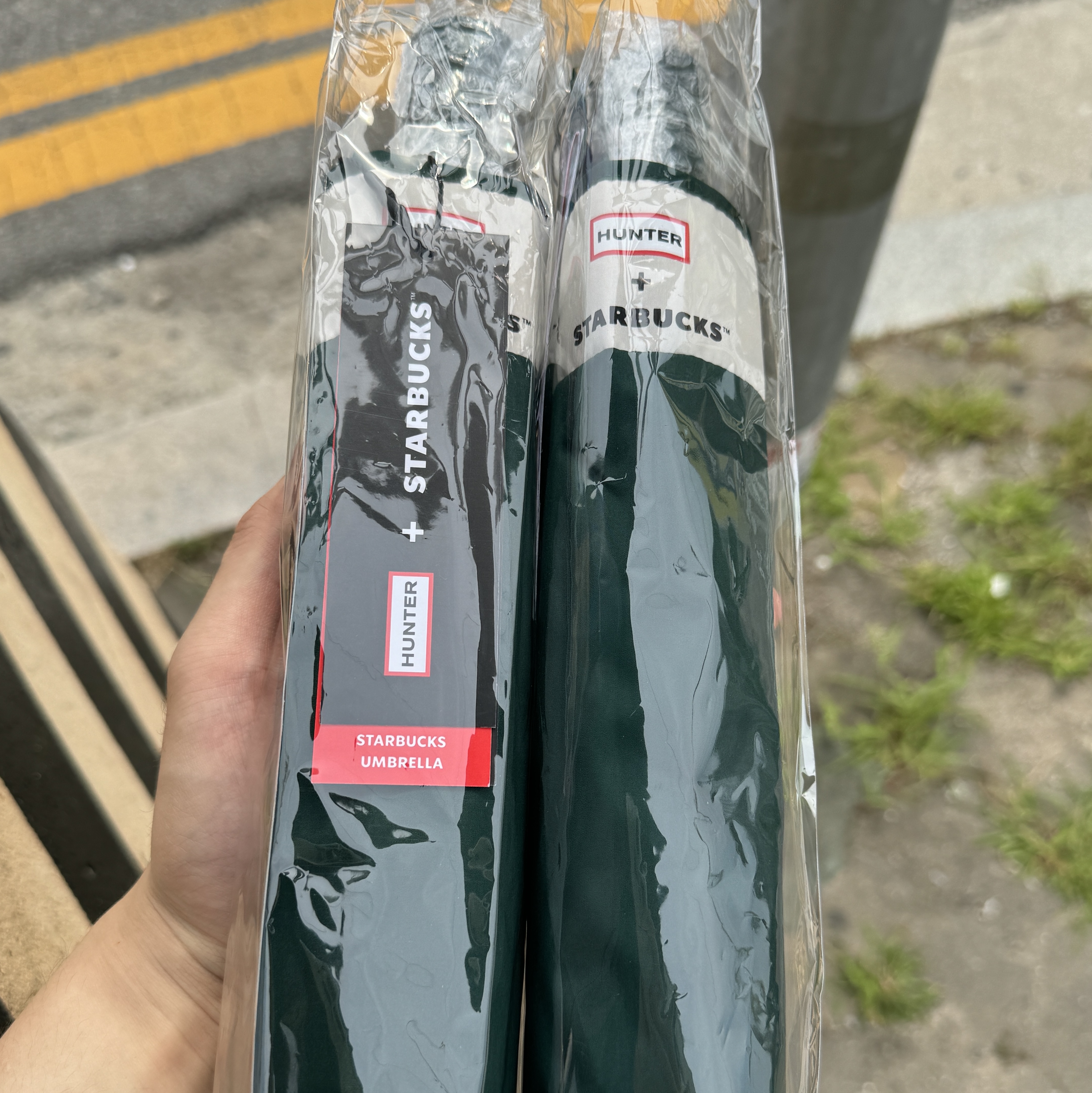 Starbucks x Hunter Light Folding Umbrella Green 착용 스타일