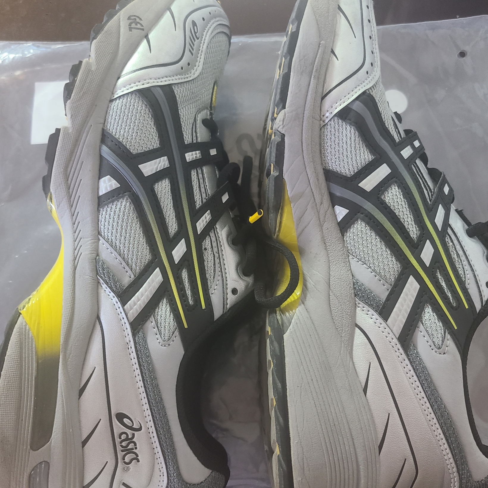 Asics Gel-1090 Mid Grey Black 착용 스타일