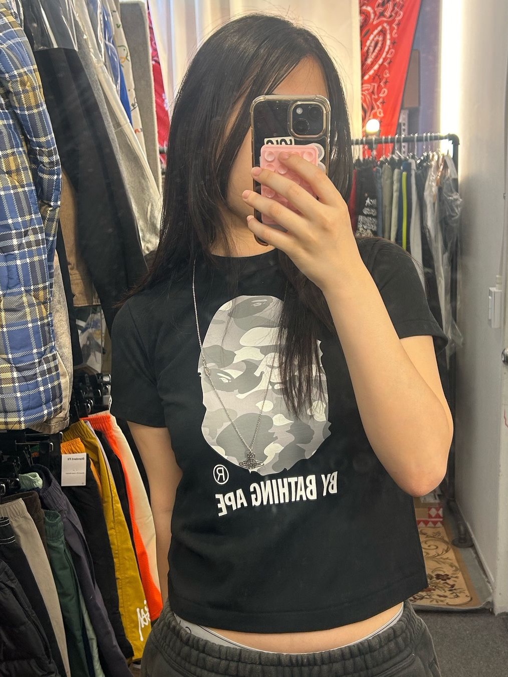 BAPE Sakura Photo Ape Head T-Shirt Black, Vivienne Westwood Thin Flat Orb Pendant Silver 착용 스타일 - 3