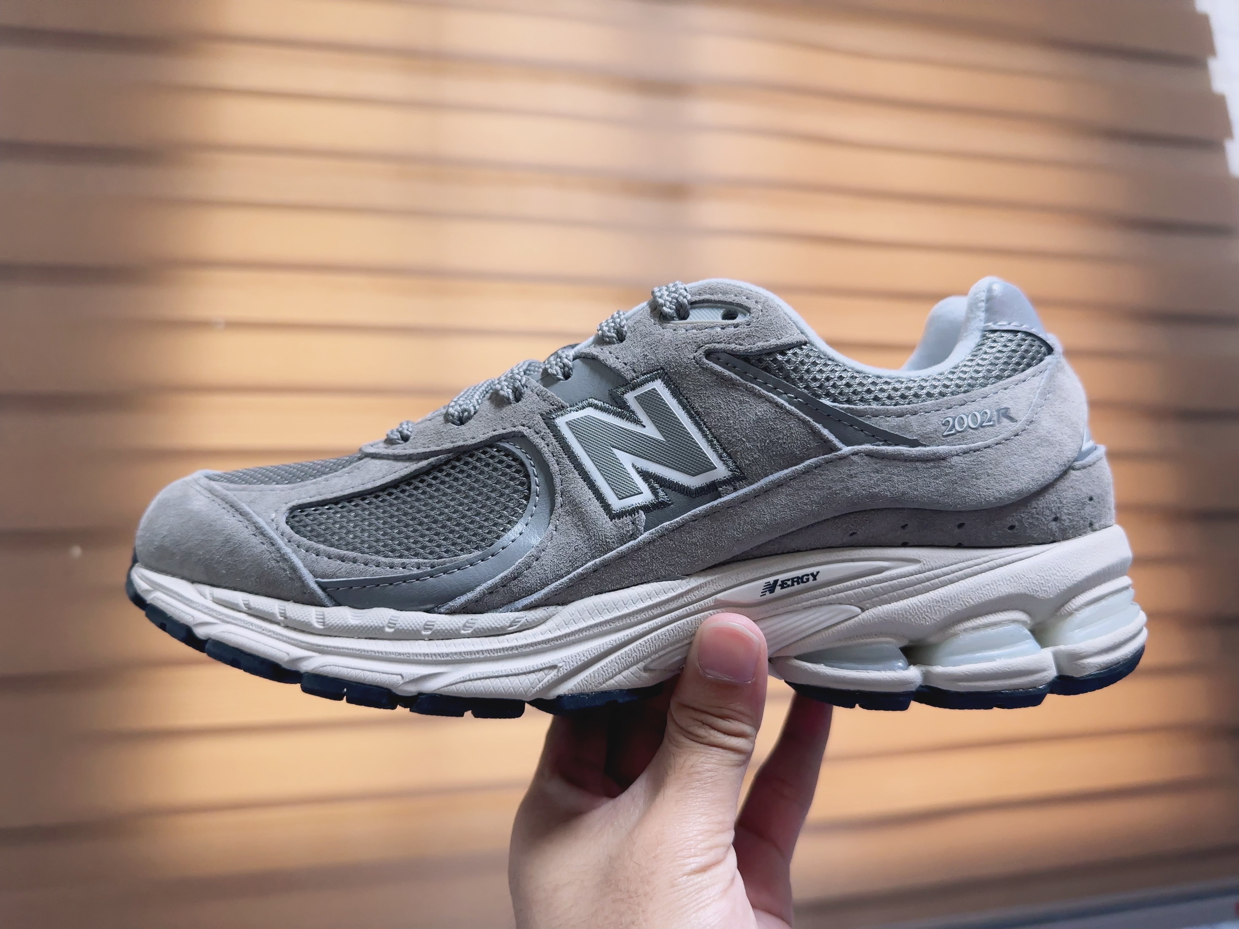 New Balance 2002R Grey 착용 스타일 - 2
