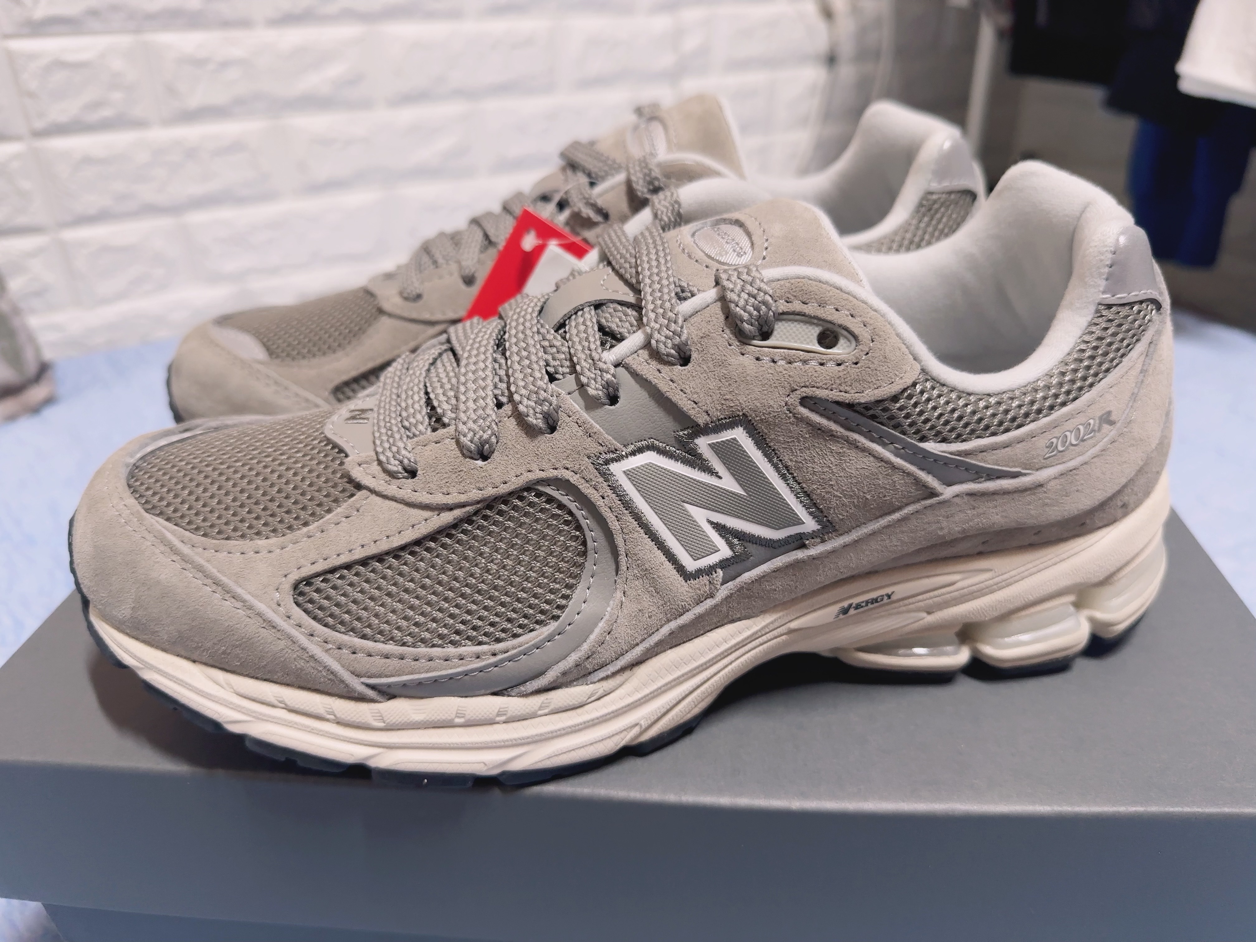 New Balance 2002R Grey 착용 스타일 - 1