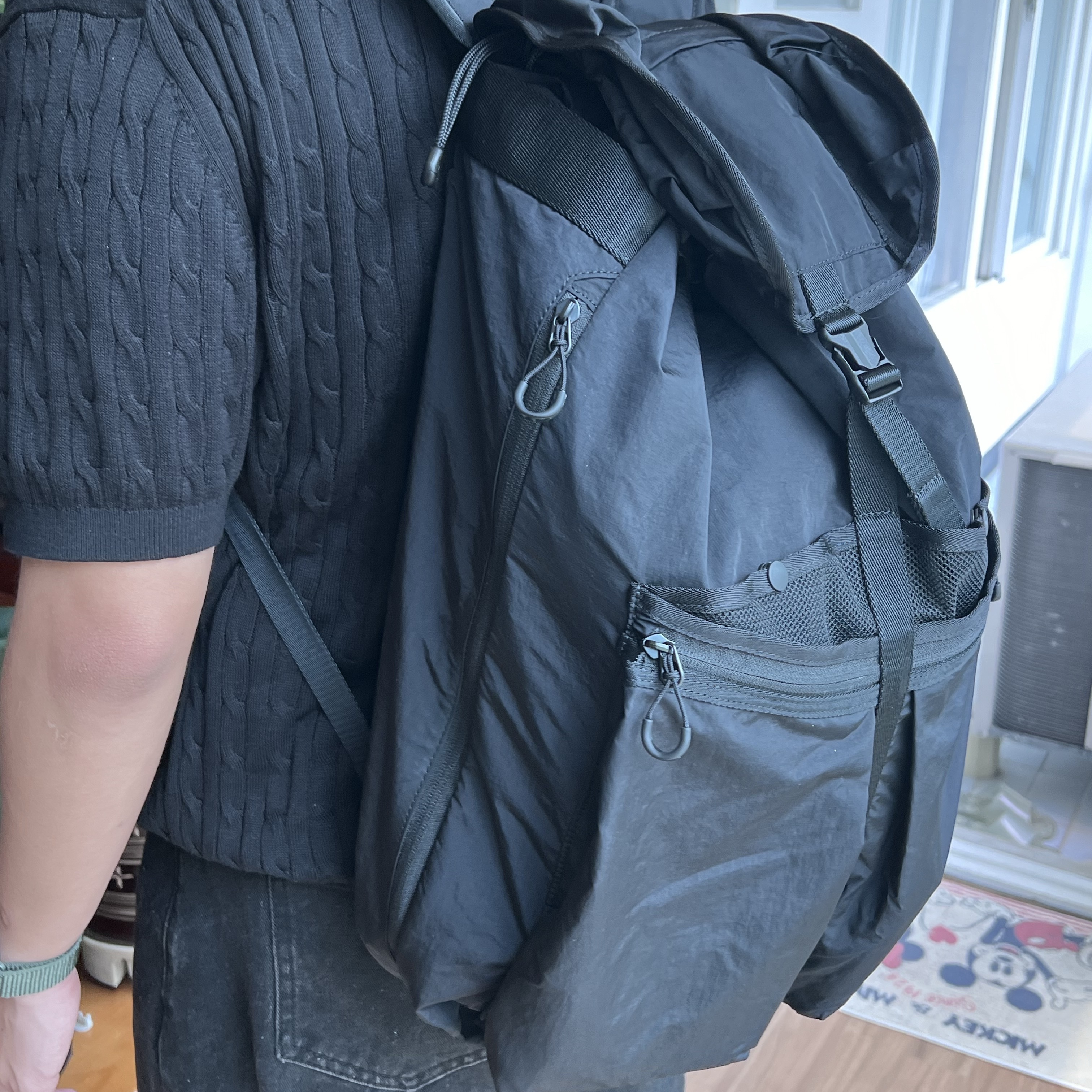 Found Pocket Focus Rucksack Black 착용 스타일