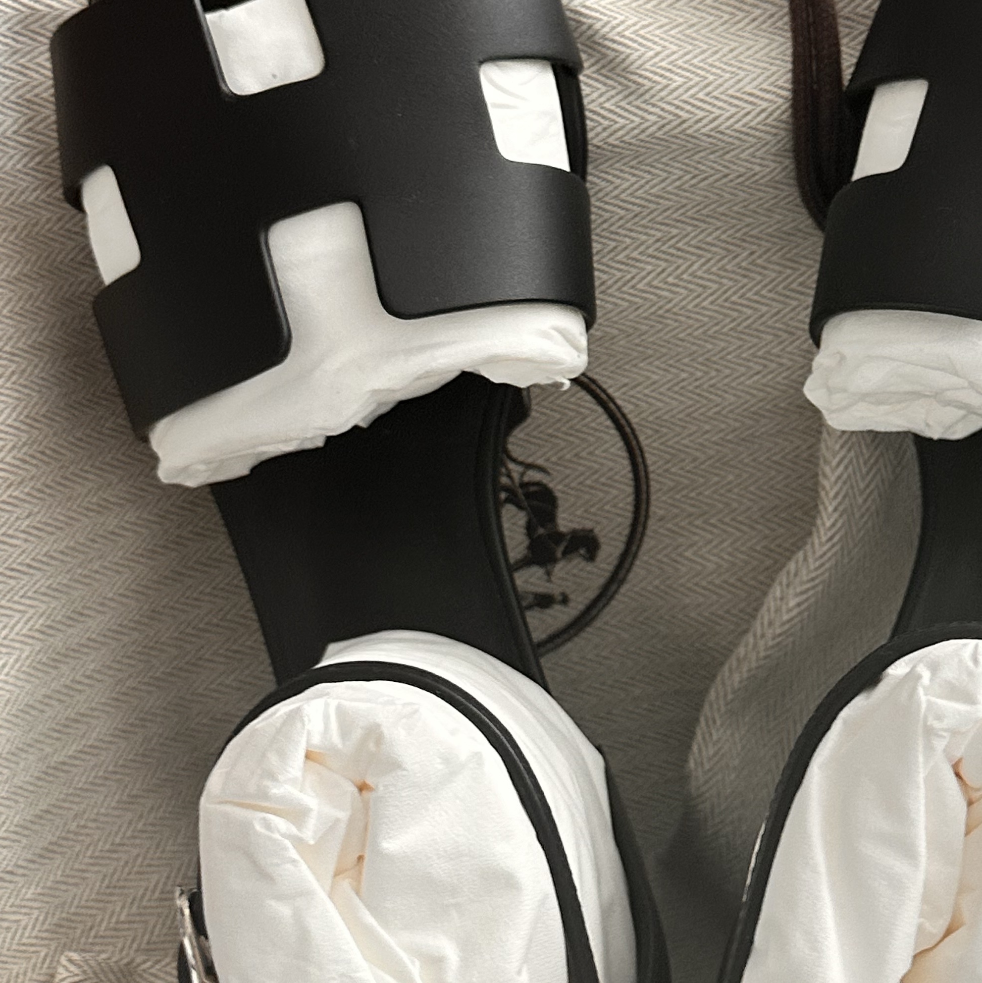 (W) Hermes Encens 50 Sandal Calfskin & Noir 착용 스타일