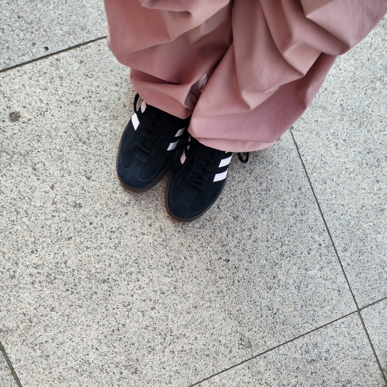 Adidas Spezial Handball Core Black 착용 스타일 - 1