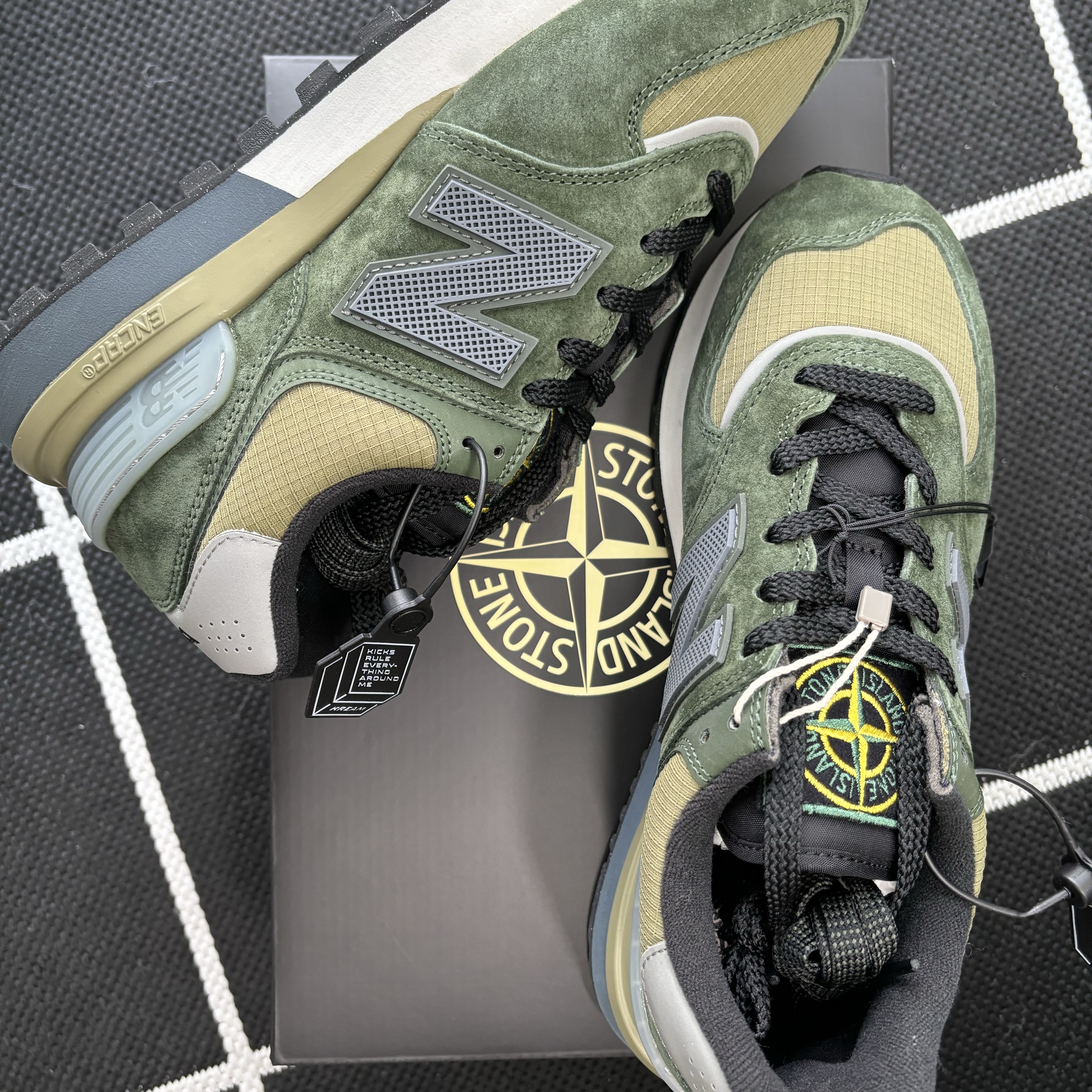 New Balance x Stone Island 574 Legacy Dark Green 착용 스타일