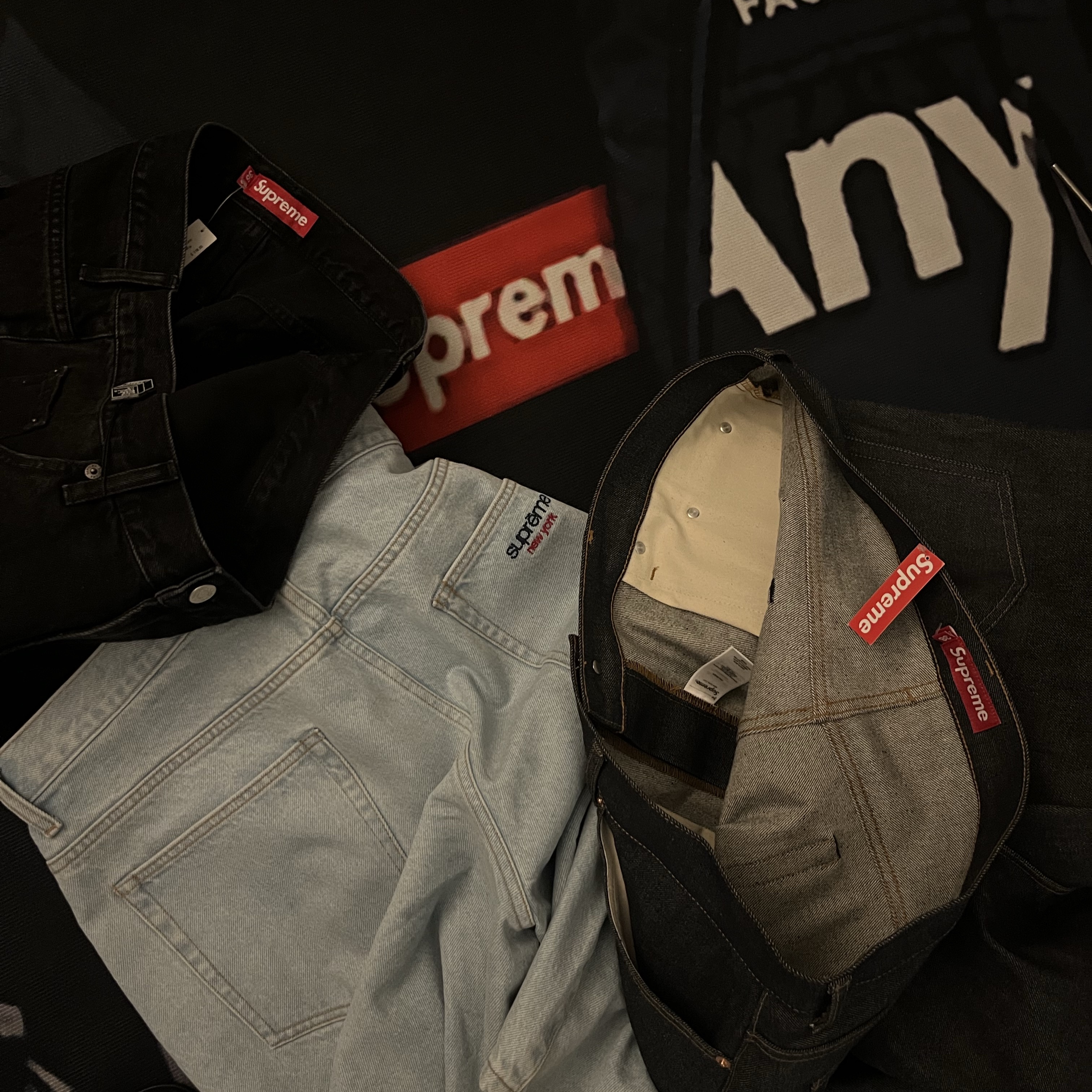 Supreme Baggy Denim Short Black - 24SS, Supreme Rigid Baggy Selvedge Jean Rigid Indigo - 24SS 착용 스타일