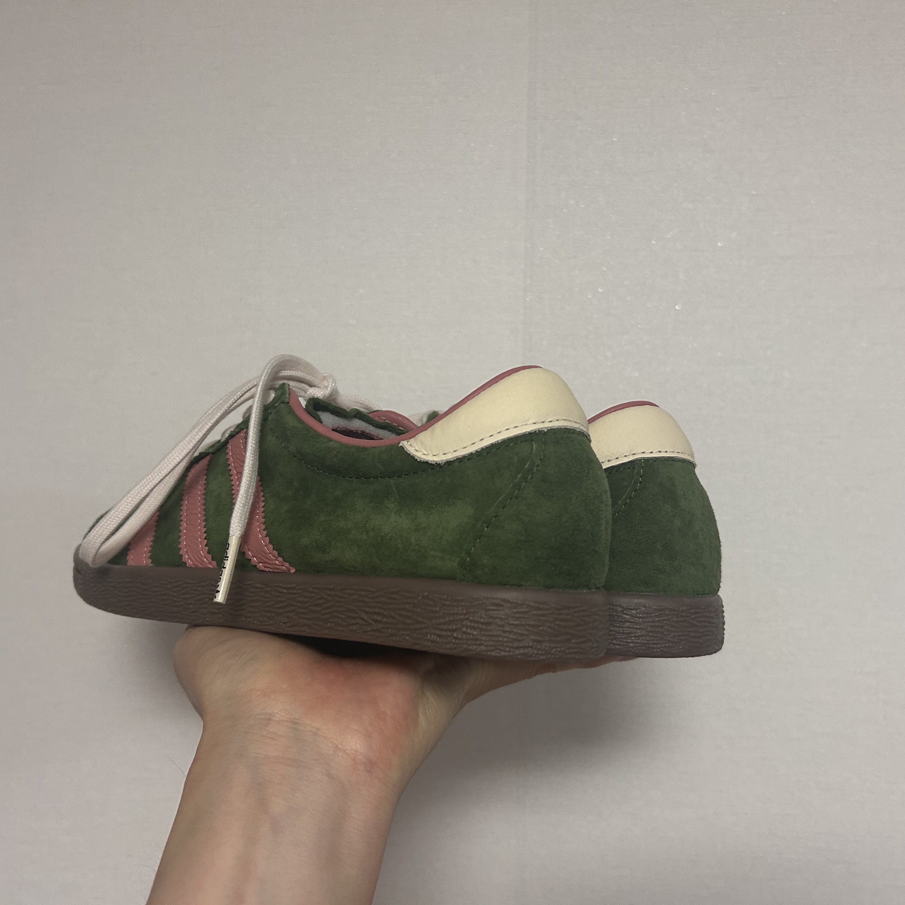 Adidas x END. Tobacco Flyfishing Wild Pine Gum 착용 스타일 - 3