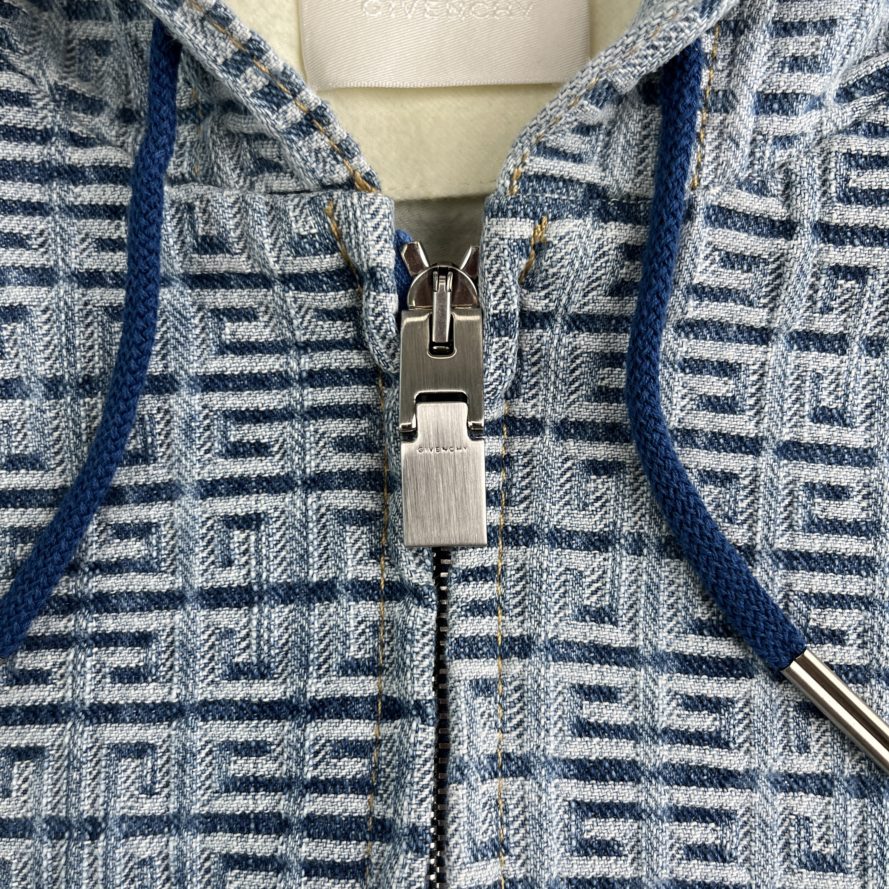 Givenchy Hoodie in 4G Denim Blue 착용 스타일 - 4