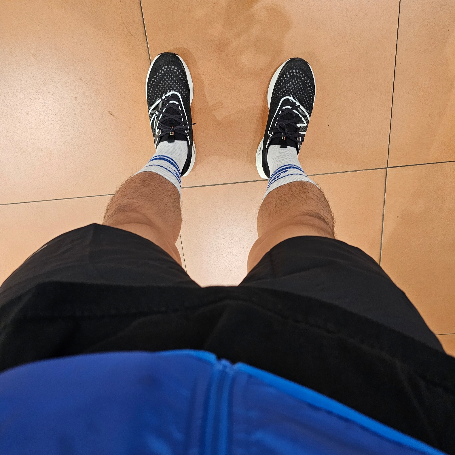 Nike NSW Everyday Essential Crew Socks White Game Royal (3 Pack/Korean Ver.), New Balance FuelCell Supercomp Trainer v2 White - 2E Wide 착용 스타일