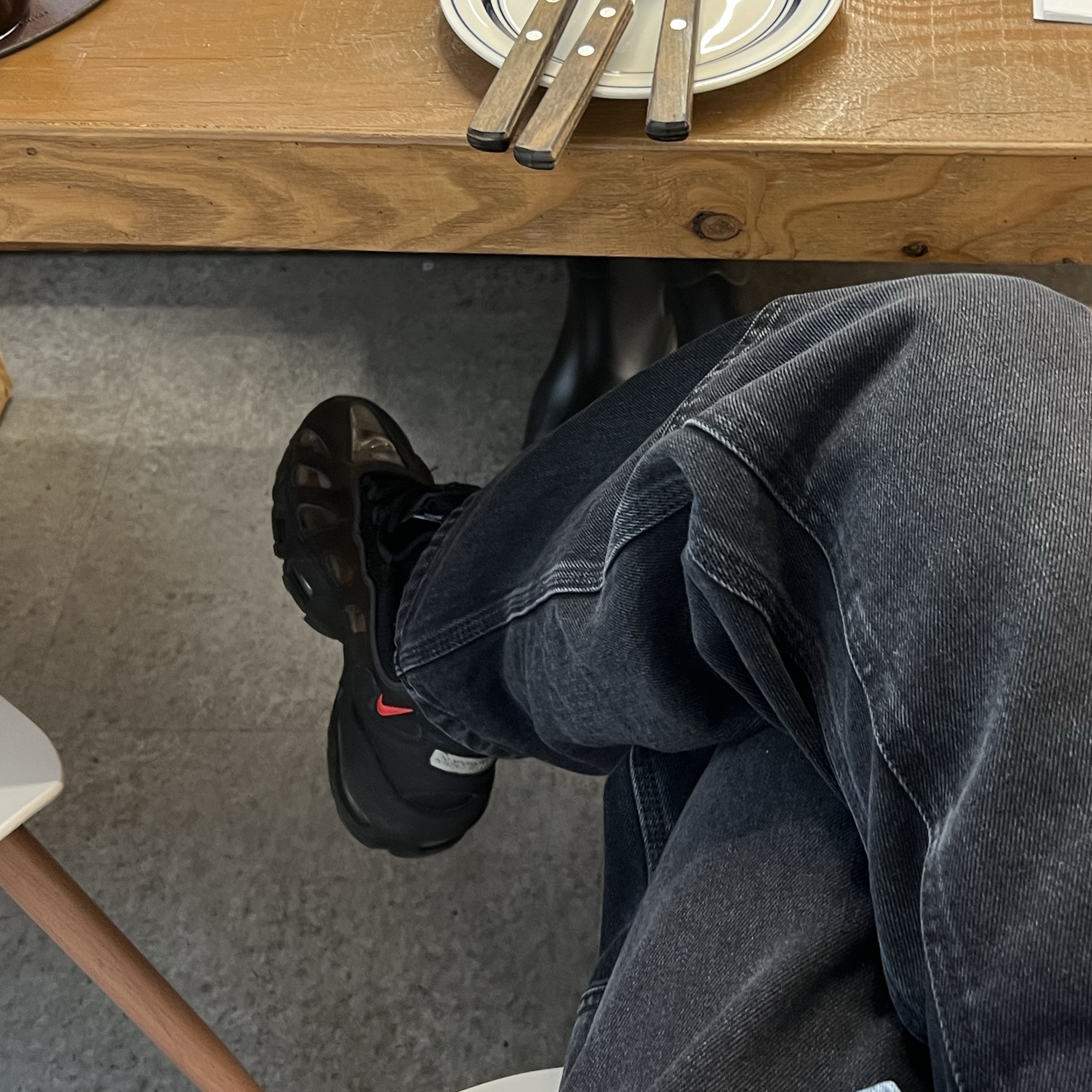Carhartt WIP Moraga Twill Regular Cargo Pants Black, Mizuno Wave Rider 10 White Cabernet Silver 착용 스타일 - 4