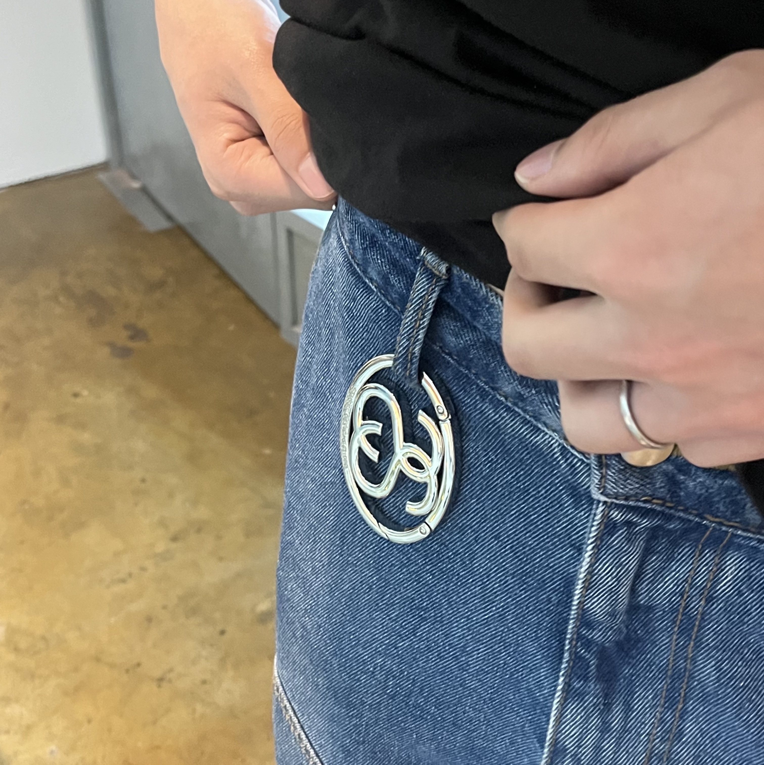 Stussy SS Link Carabiner Silver 착용 스타일