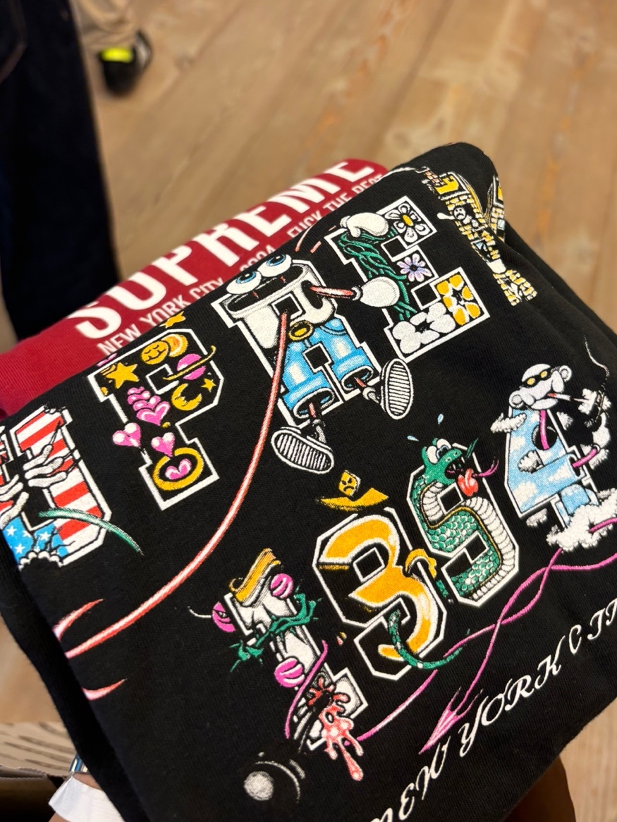 Supreme Varsity T-Shirt Black - 24SS, Supreme Paris T-Shirt Cardinal - 24SS 착용 스타일 - 2