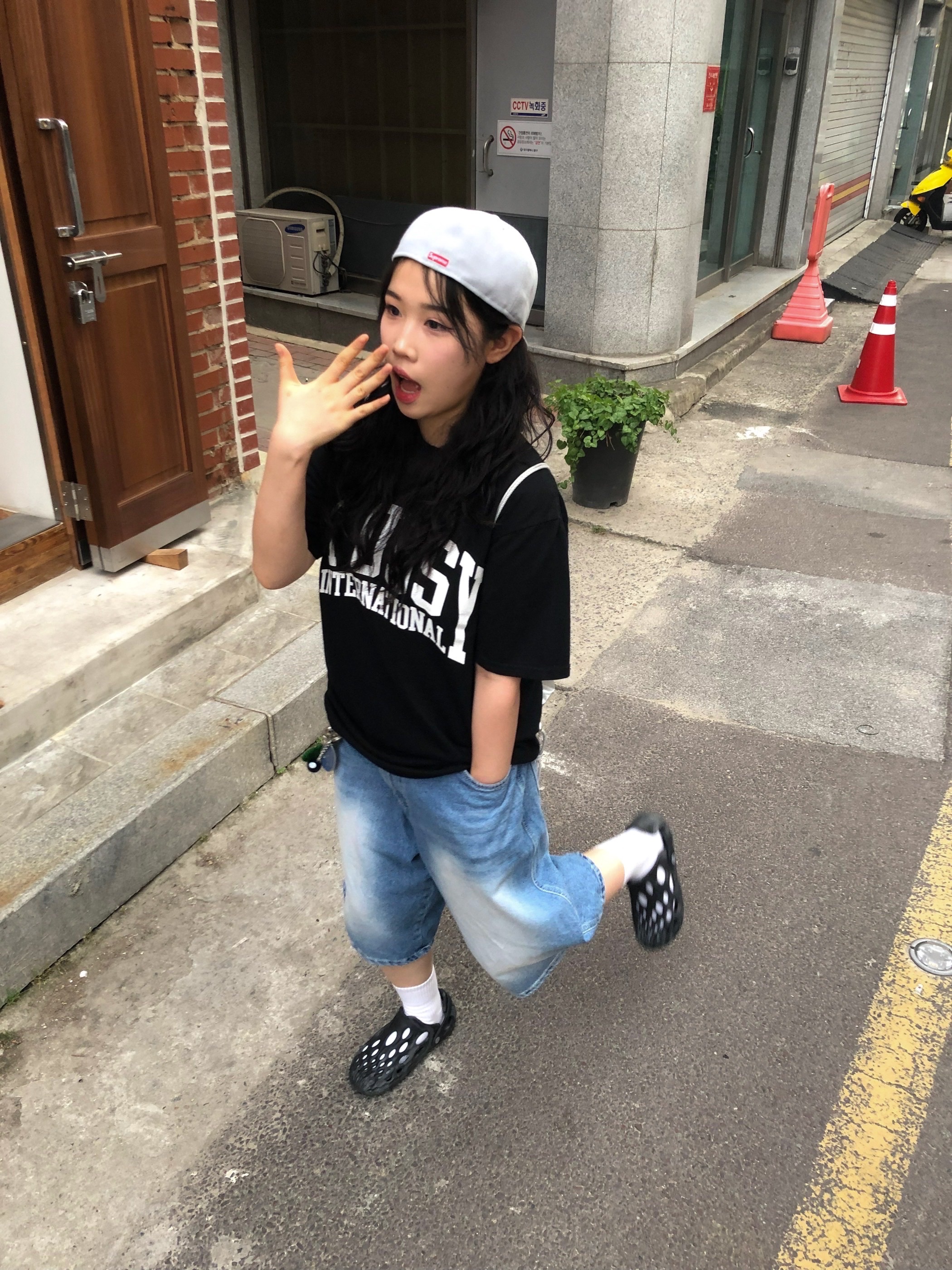 스투시 인터내셔널 피그먼트 다이드 티셔츠 블랙, 스투시 8볼 키체인 블랙 착용 스타일 - 3