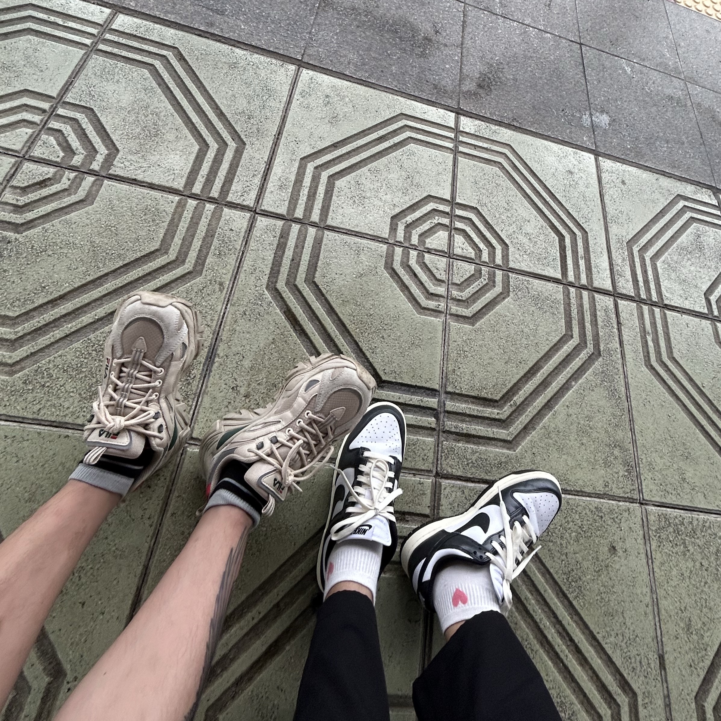 (W) Nike Dunk Low Vintage Black and White 착용 스타일 - 4