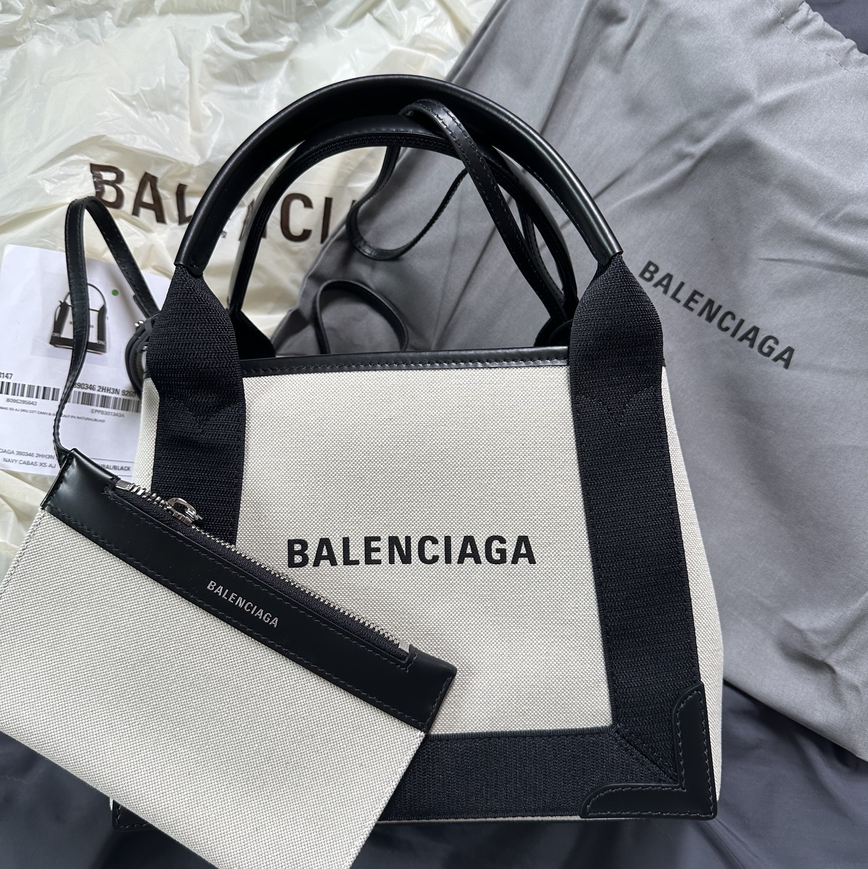 Balenciaga Navy XS Cabas Light Beige Black 착용 스타일