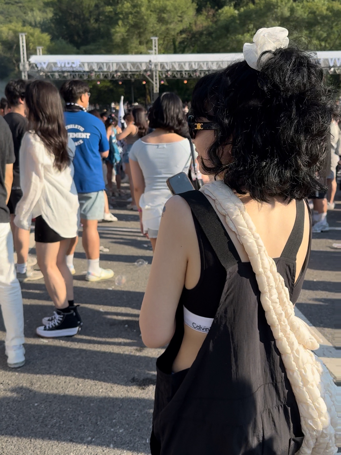 (W) Celine Triomphe 01 Sunglasses in Acetate Black, Jordan 5 x Off-White Retro SP Black Muslin 착용 스타일 - 2