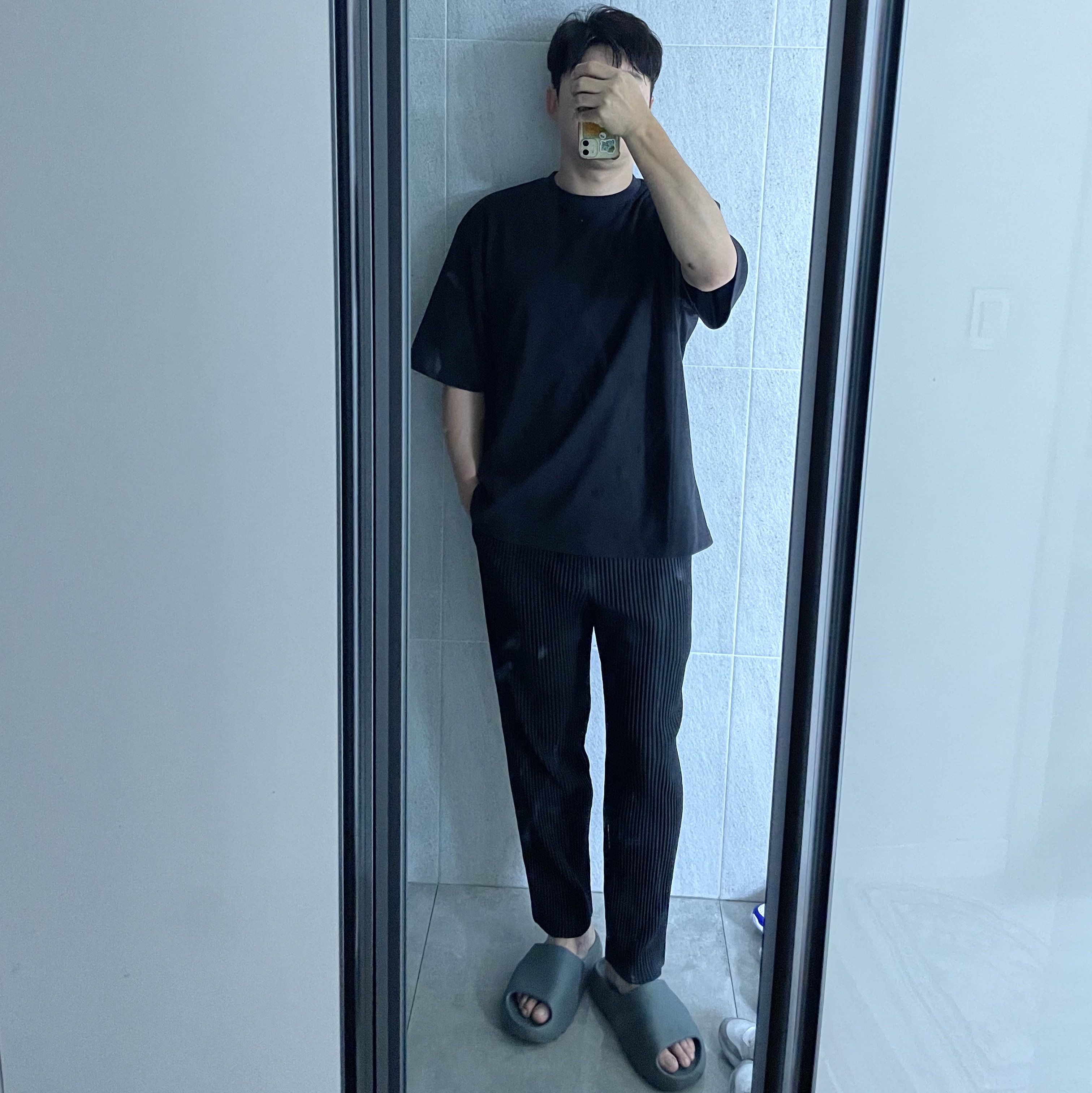 Adidas Yeezy Slide Slate Marine 착용 스타일