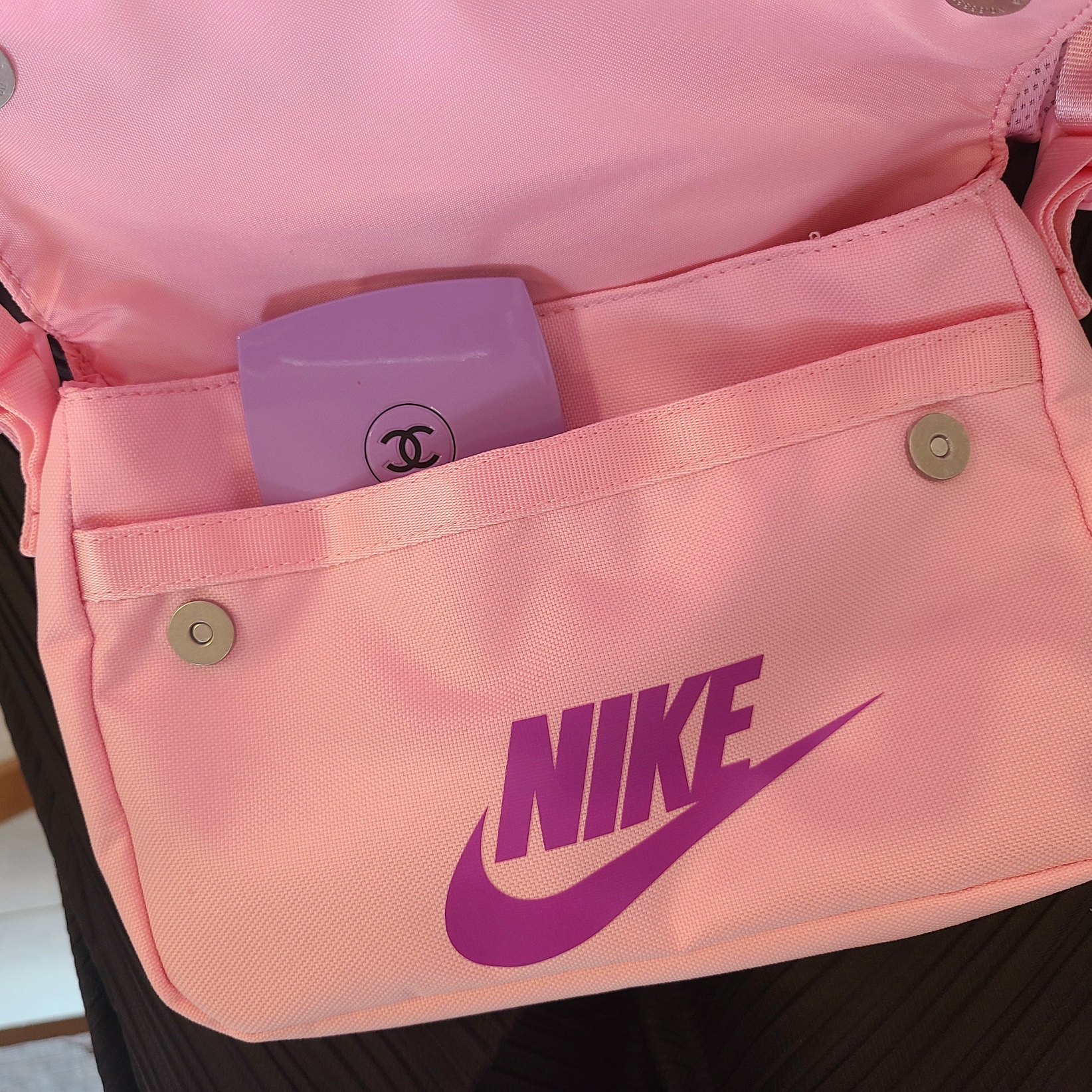 Nike NSW Futura 365 Crossbody Bag 3L Medium Soft Pink, Chanel Codes Couleur Limited Edition Miroir Double Facettes 135 Immortelle 착용 스타일 - 1