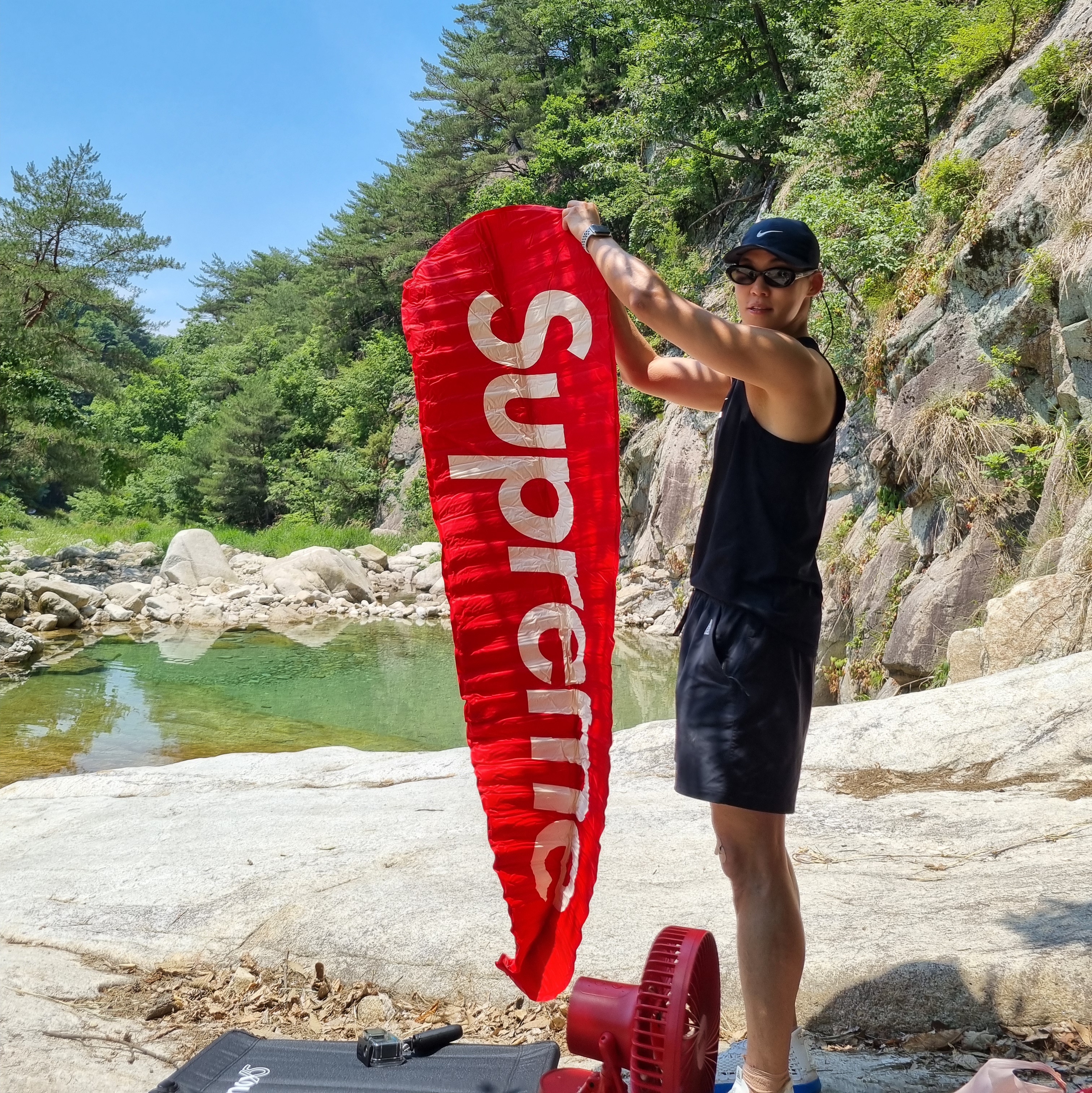 Supreme x Sea to Summit Self Inflating Sleeping Mat Red - 21SS 착용 스타일 - 1