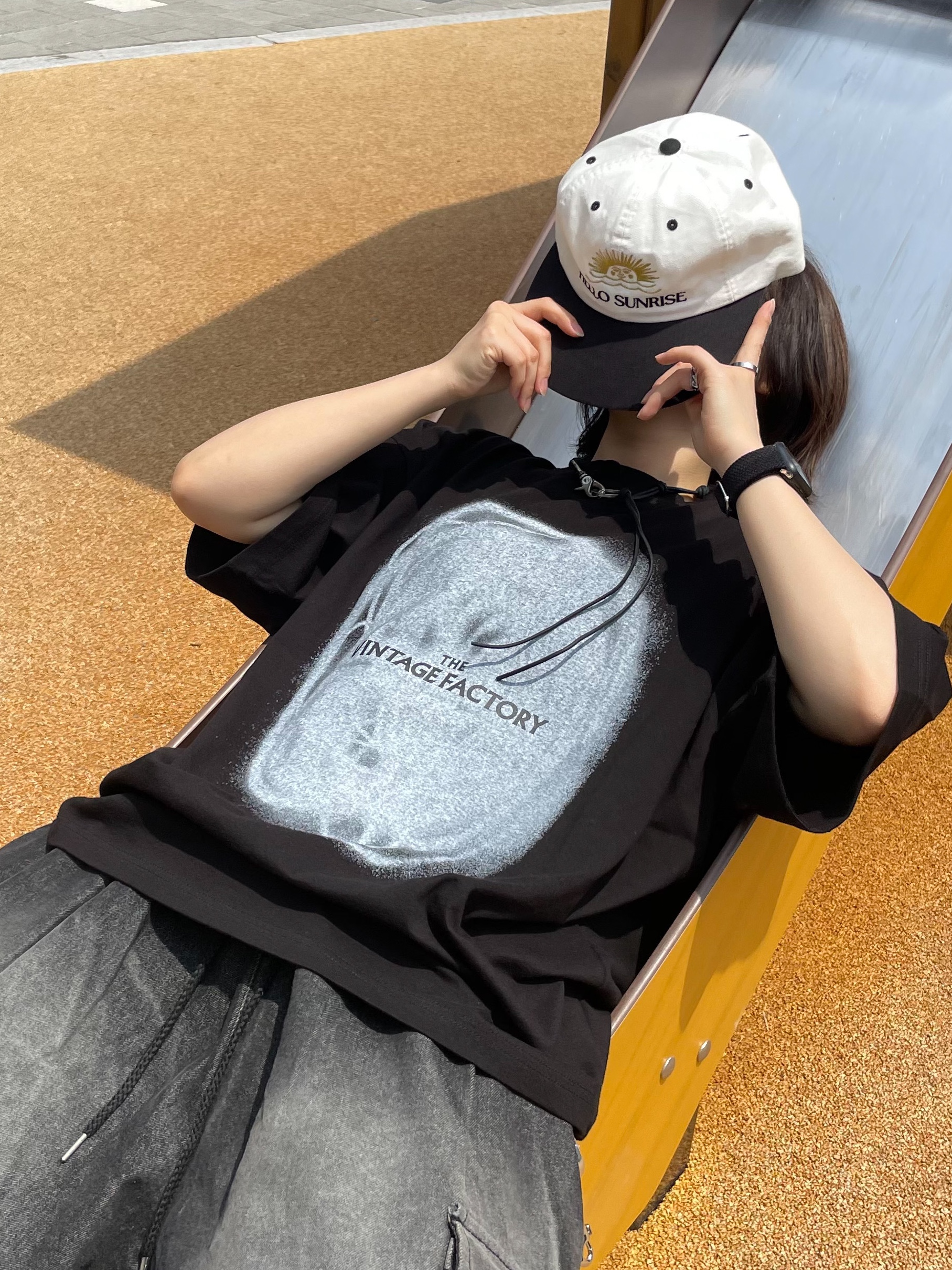 Hello Sunrise  Two Tone Washed OG Logo 6panel Cap Off White & Black, Our Legacy Ladon Leather Keychain Black 착용 스타일 - 1