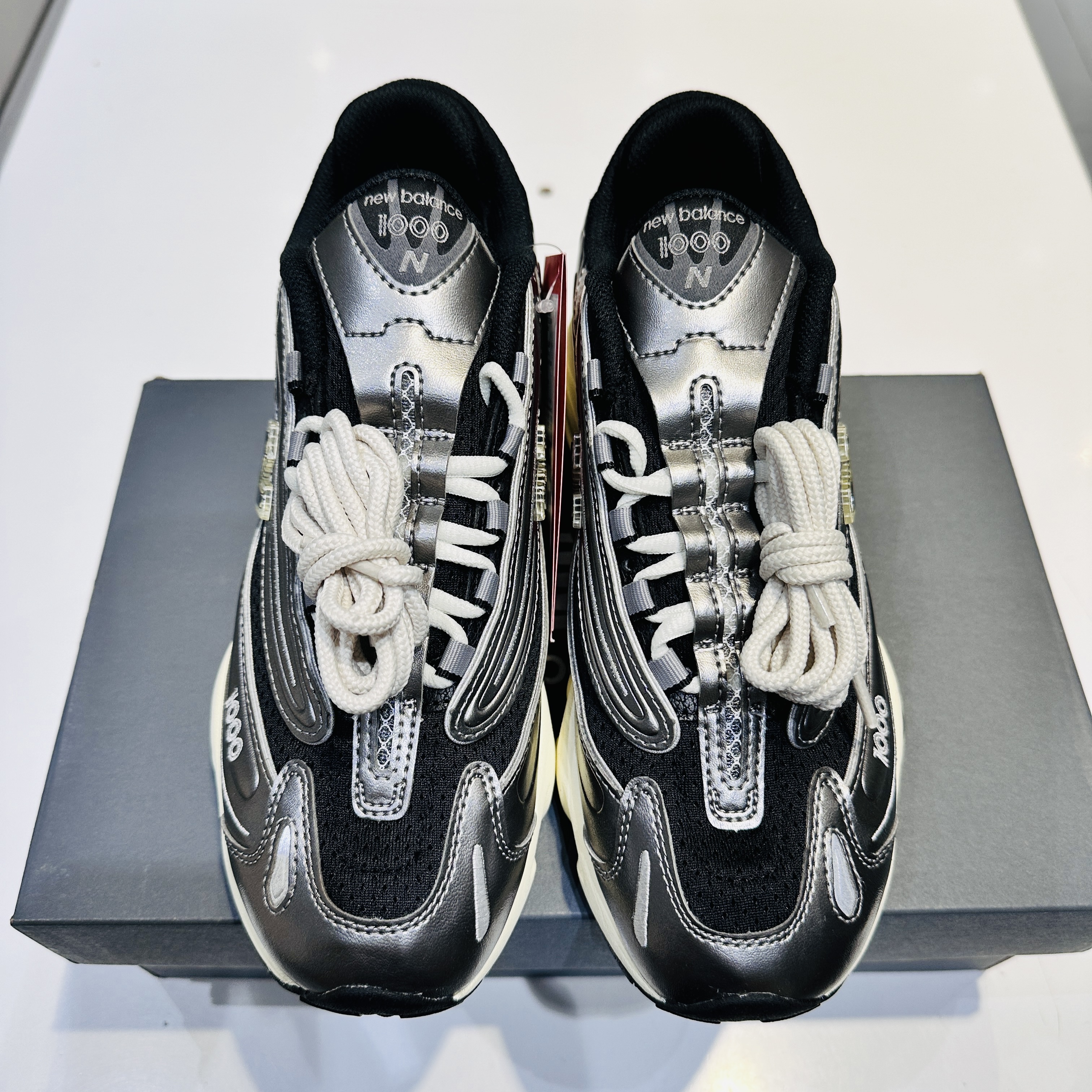 New Balance 1000 Silver Metallic Black 착용 스타일 - 1