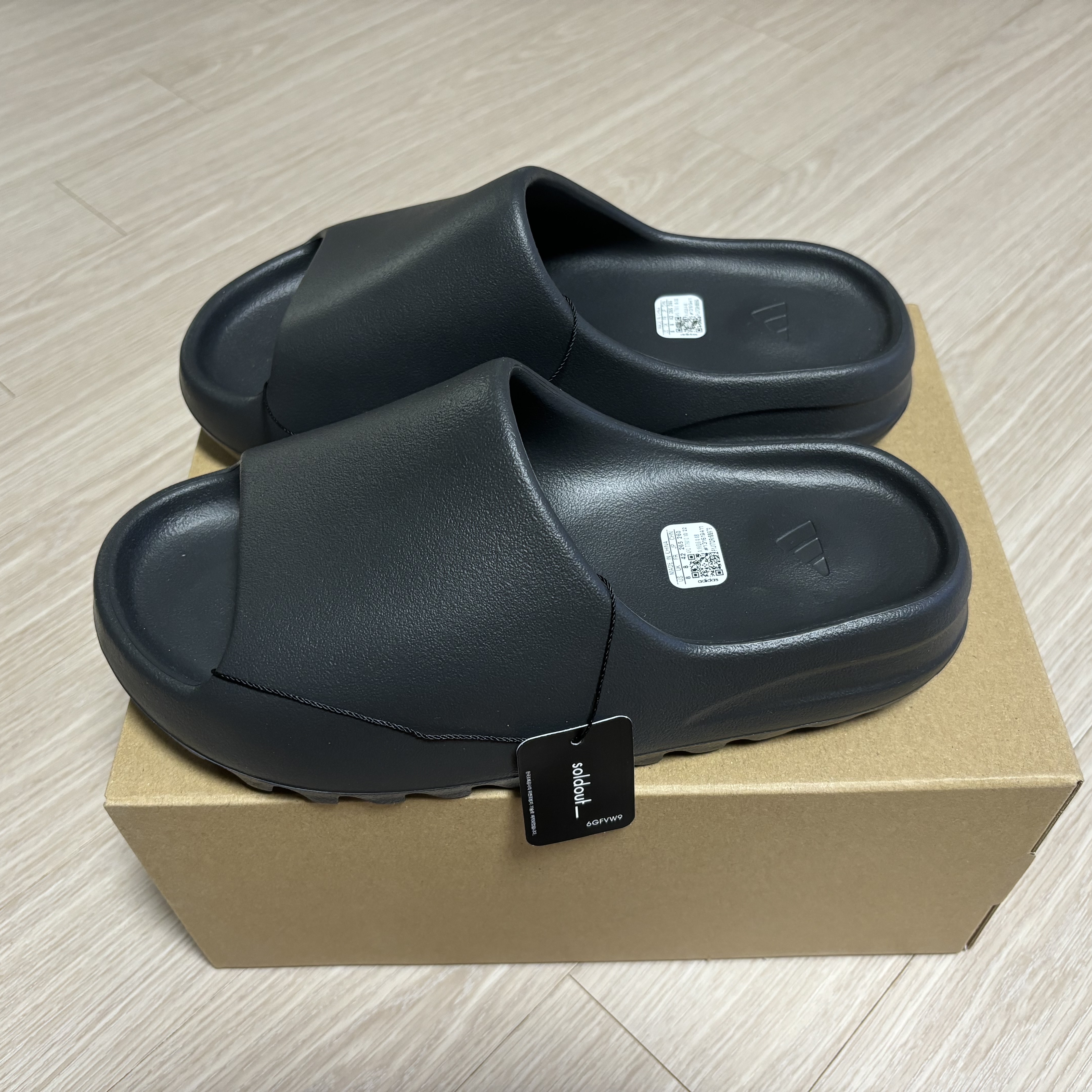 Adidas Yeezy Slide Onyx 착용 스타일 - 2