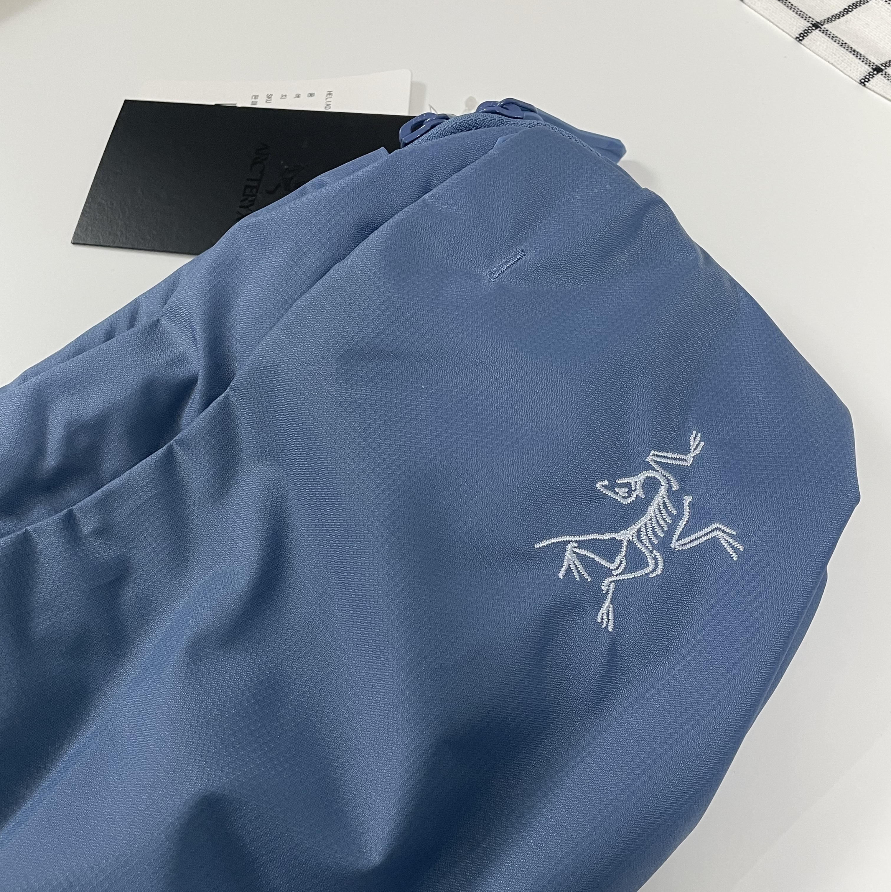 Arc'teryx Heliad 6 Crossbody Bag Stone Wash 착용 스타일