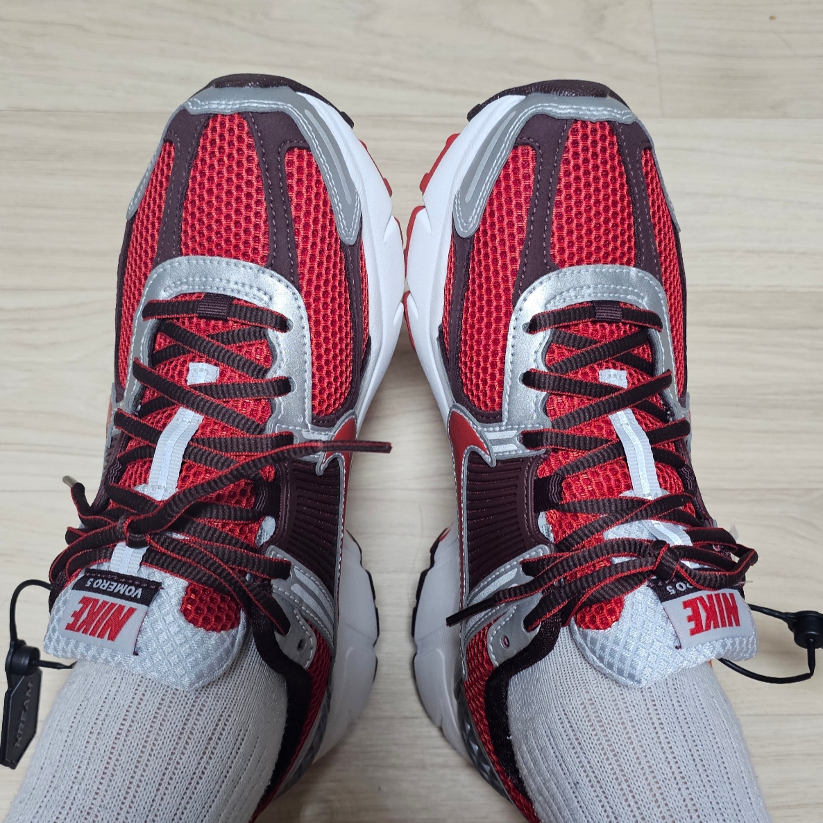 (W) Nike Zoom Vomero 5 Mystic Red and Platinum 착용 스타일 - 2