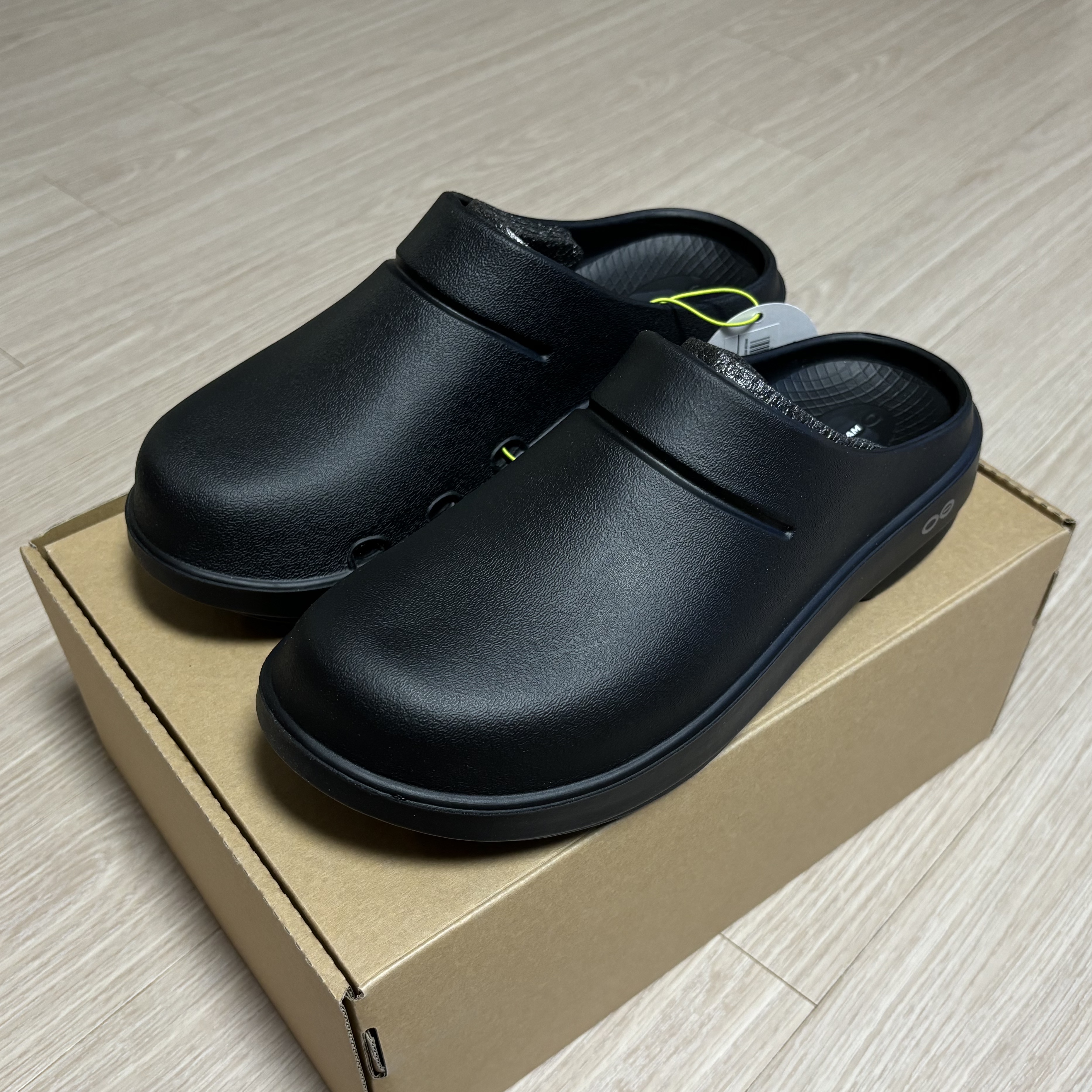 Oofos OOCloog Black 착용 스타일 - 1