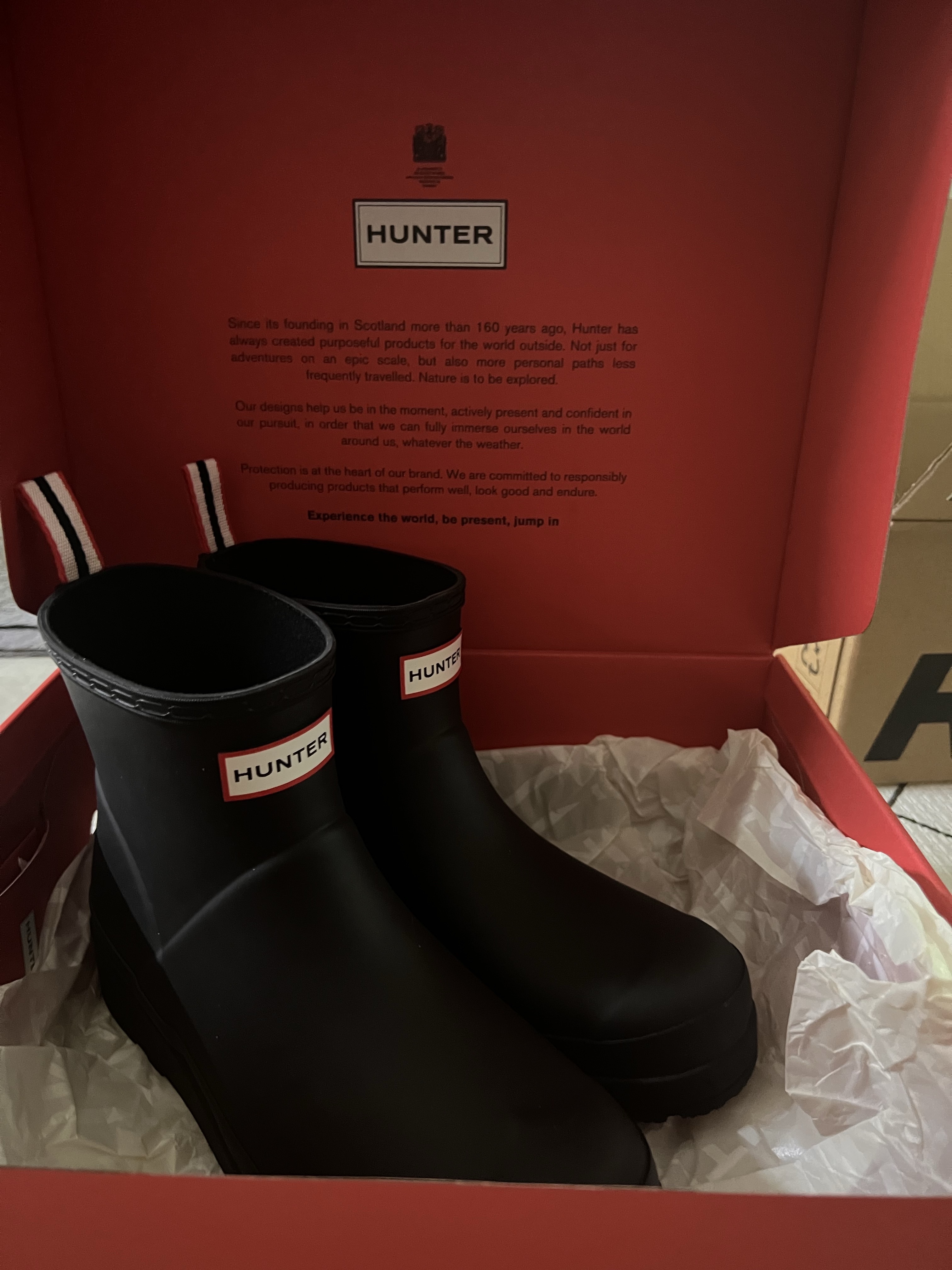 (W) Hunter Play Short Rain Boots Black 착용 스타일 - 1