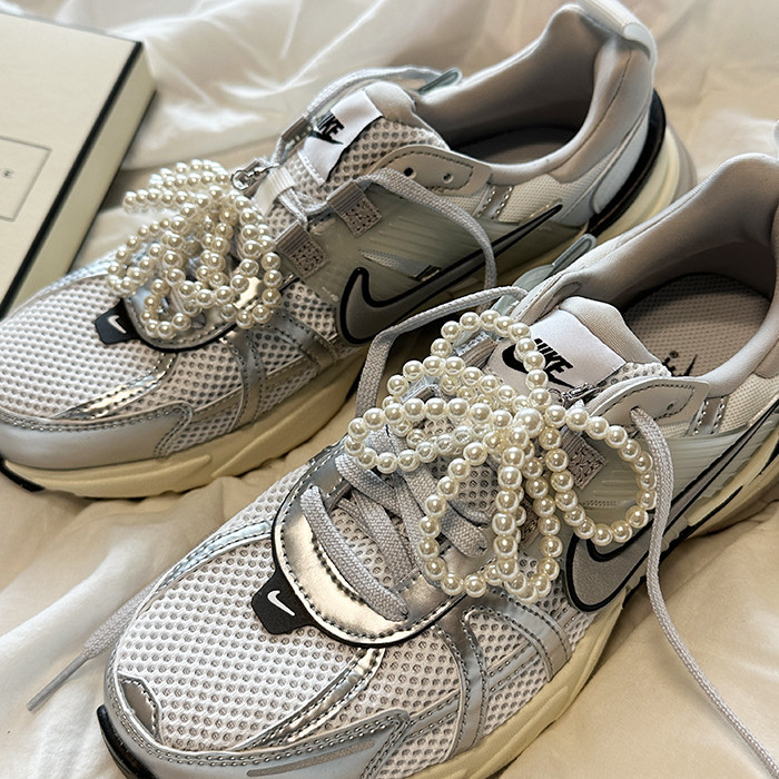 Nike V2K Run Summit White Metallic Silver 착용 스타일 - 3